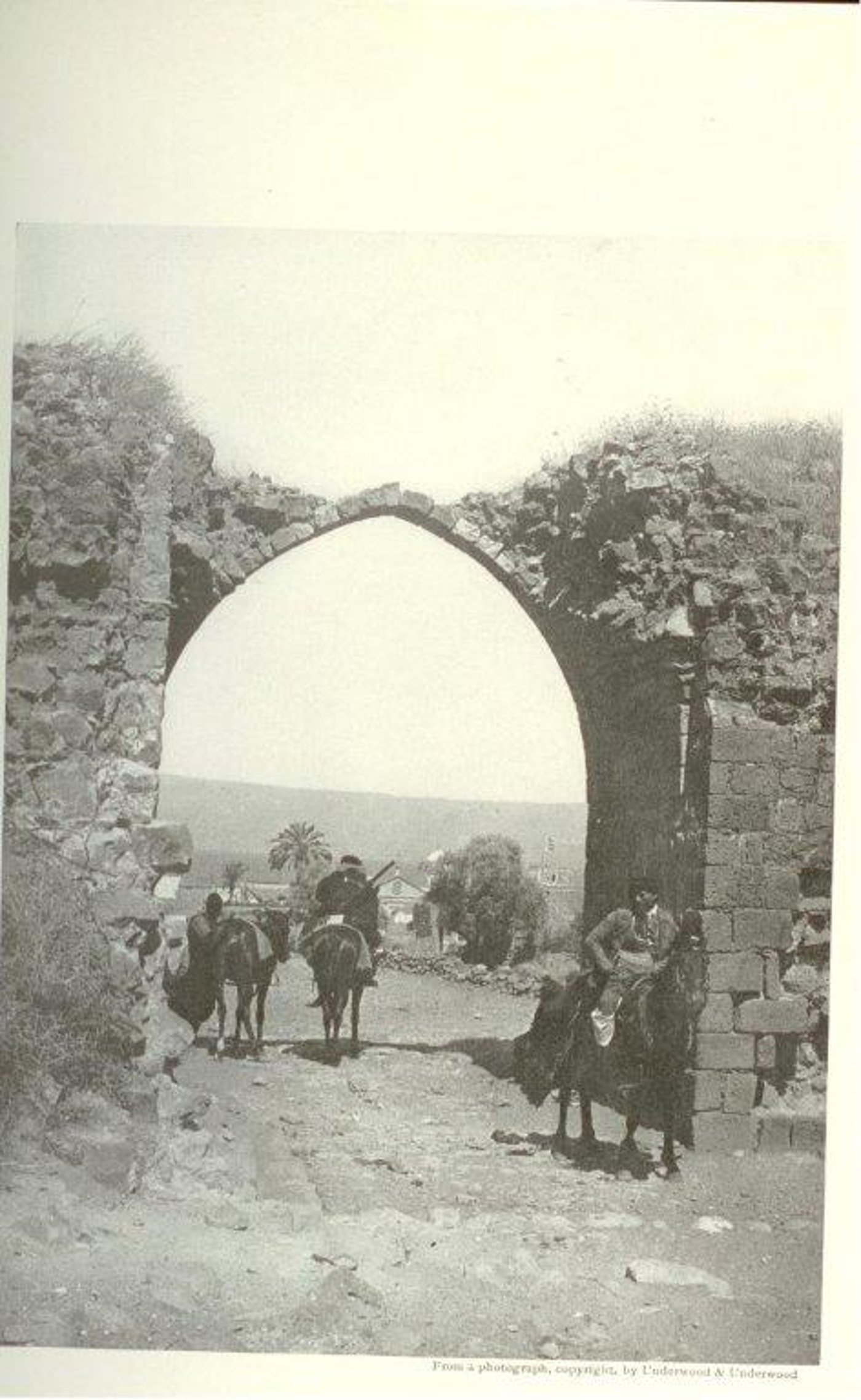 שער העיר טבריה העתיק, היכן שבנק לאומי נמצא בימינו שם מסורת שממוקם קברו של רבי ענן