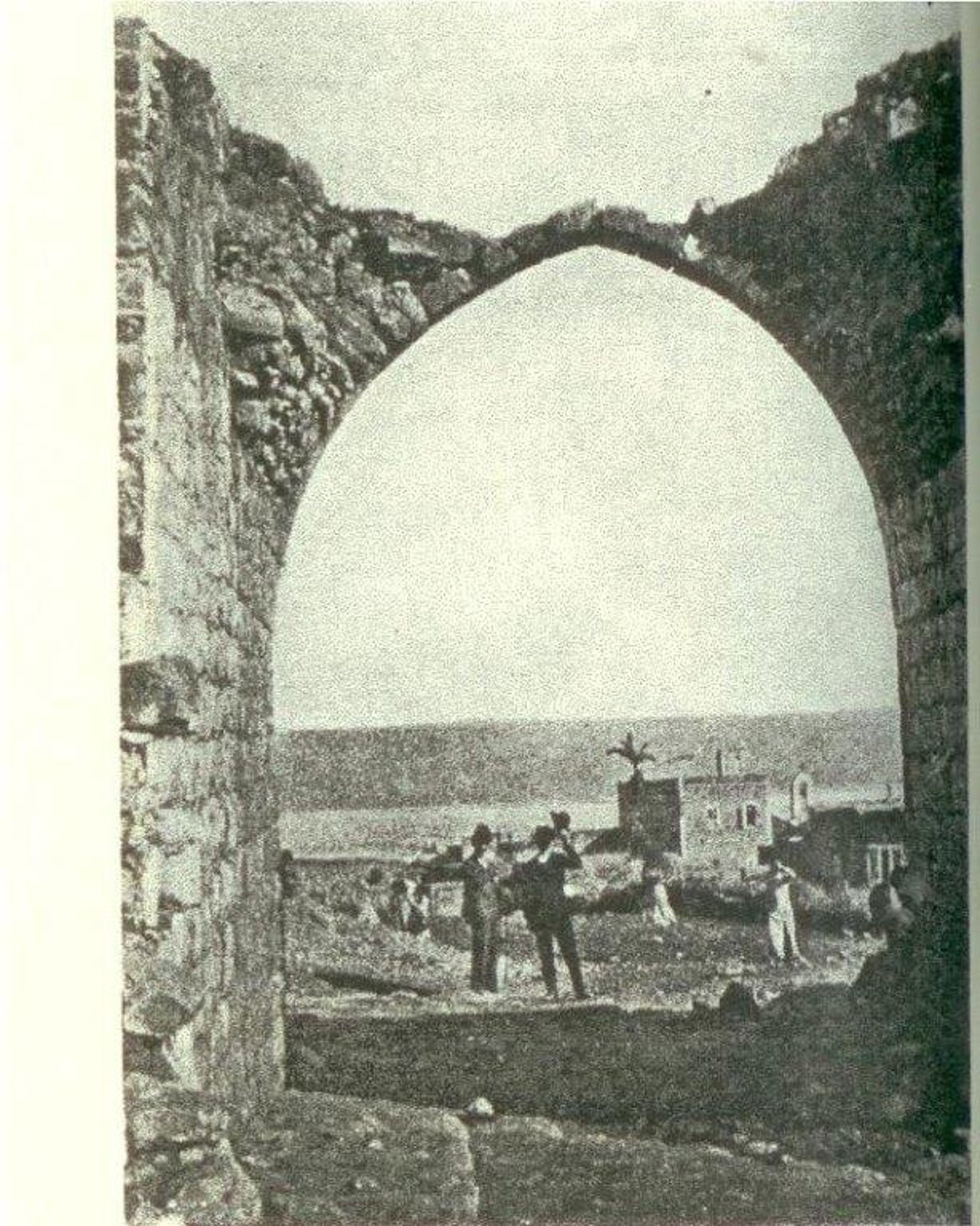 שער העיר טבריה העתיק, היכן שבנק לאומי נמצא בימינו שם מסורת שממוקם קברו של רבי ענן