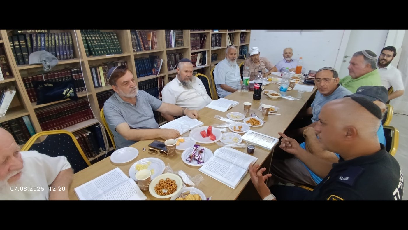 אילוס עם לומדי הכולל