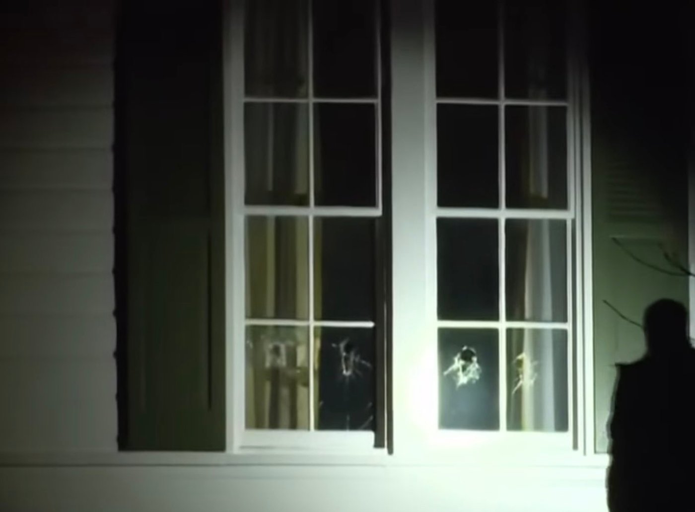 החלון המנופץ בביתו של ואנס