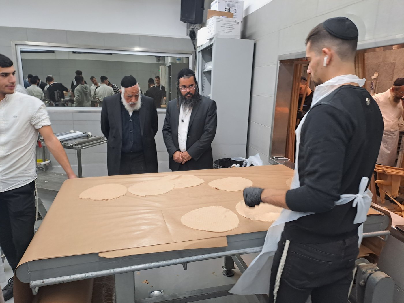 הגר"ש מחפוד במאפיית מצות