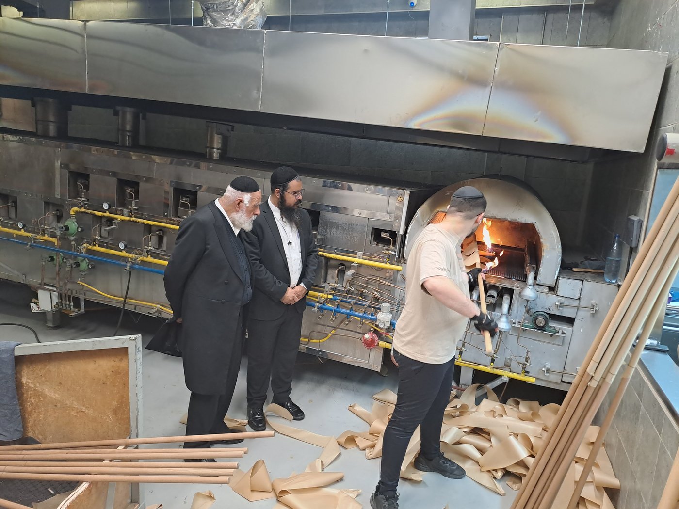 הגר"ש מחפוד במאפיית מצות