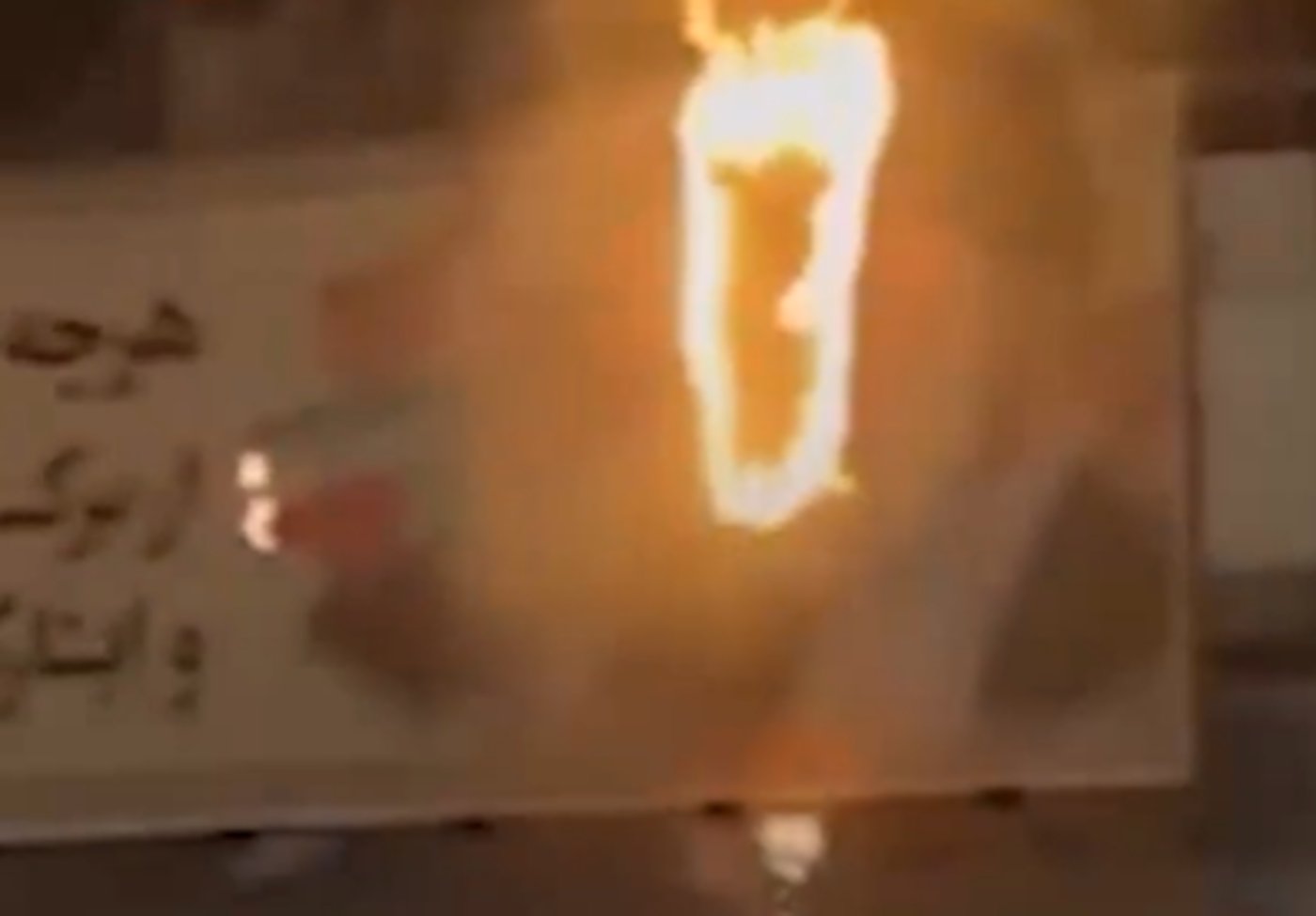 מספר ההרוגים עלה ל-20 | מפגינים שרפו את תמונתם של חמינאי וחומייני