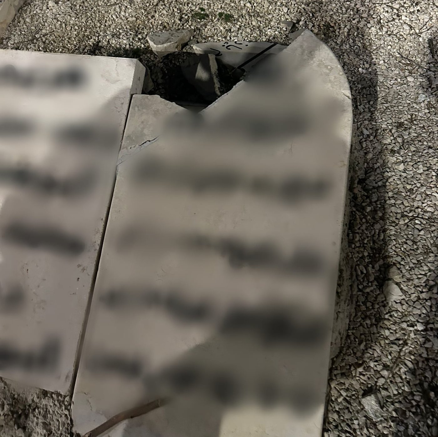 השחתת המצבות בבית הקברות המוסלמי