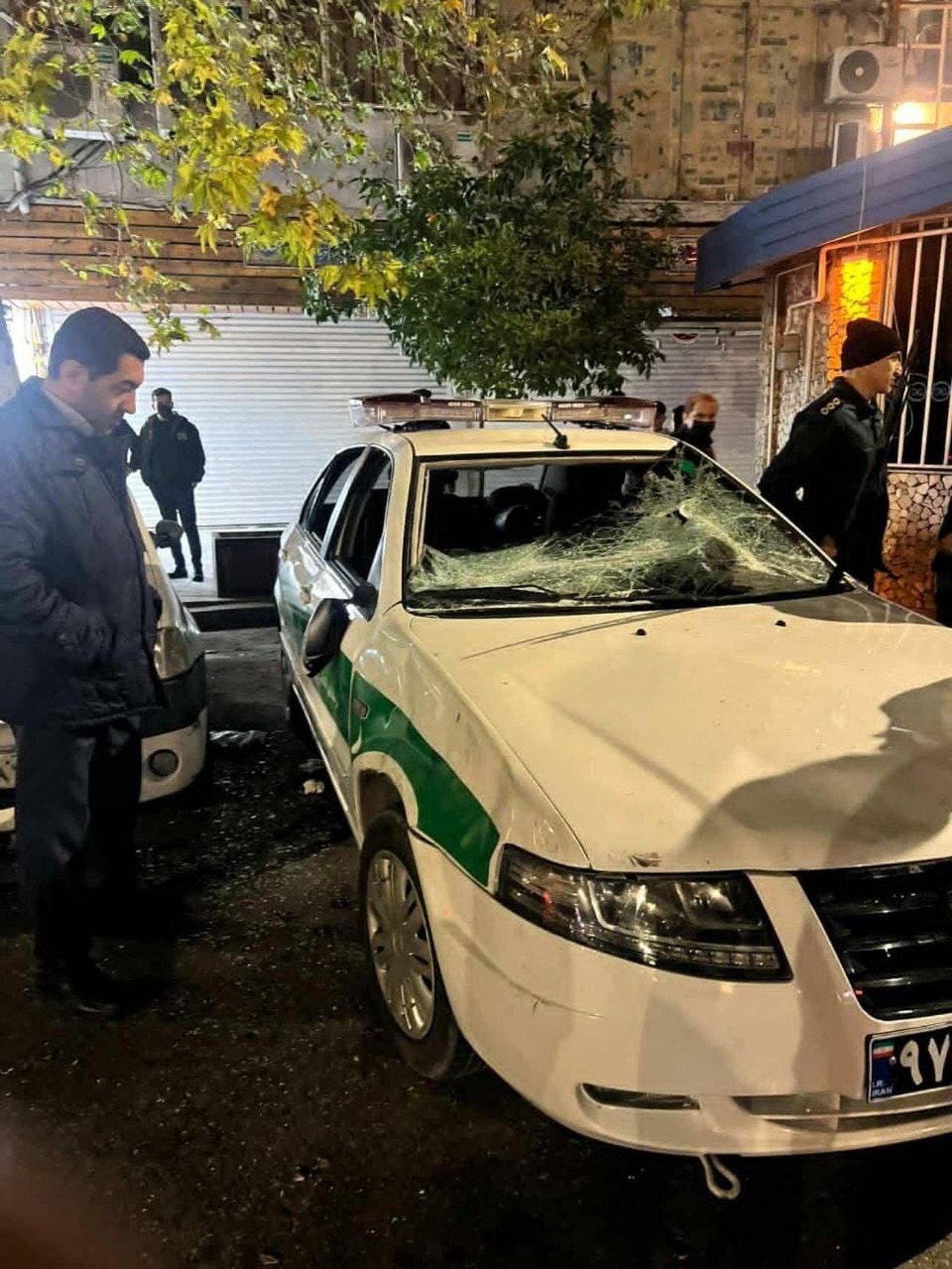 ניידת משטרה שניזוקה ע"י מפגינים בעיר סארי, צפון איראן