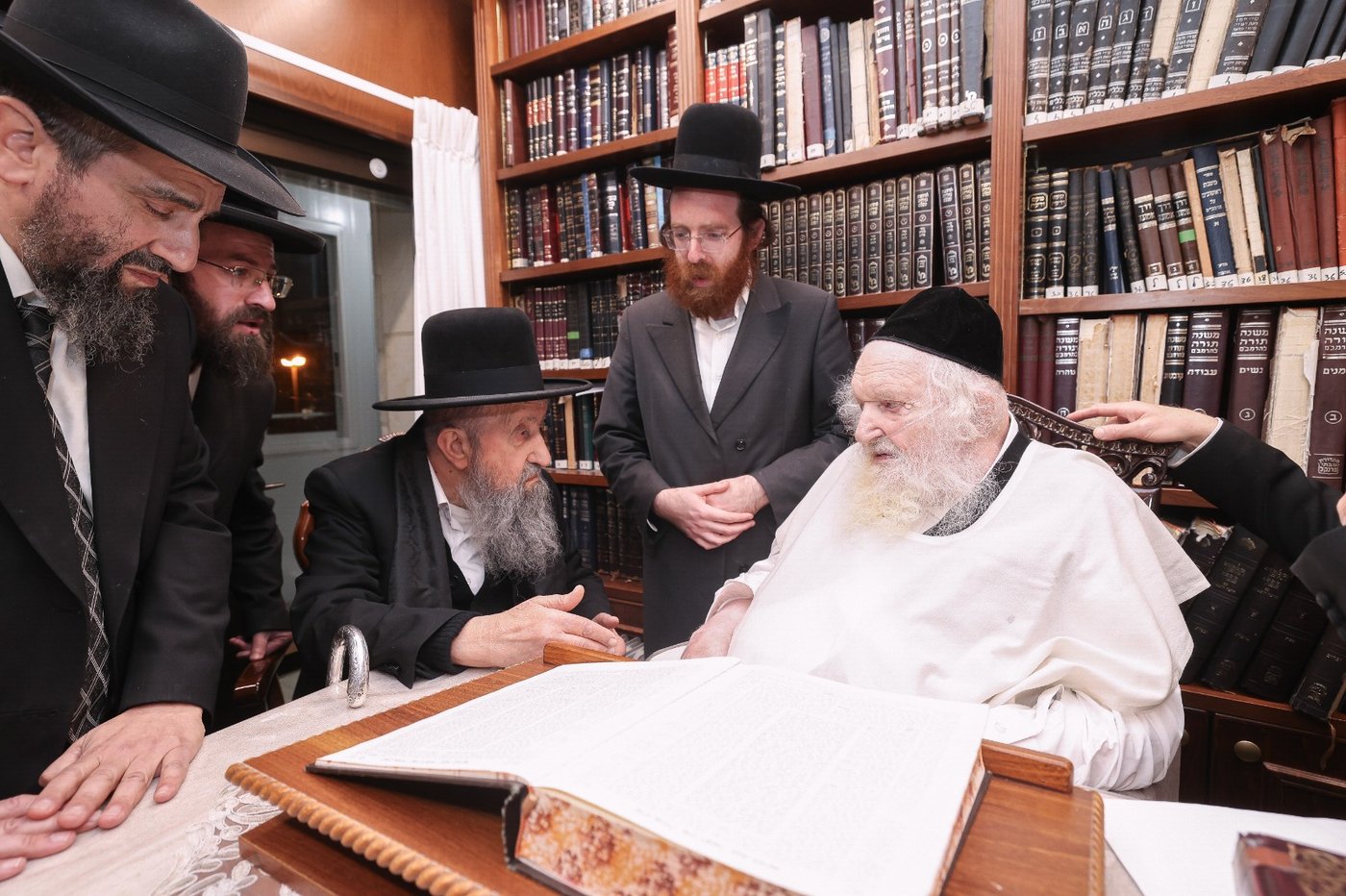 הגרב"צ מוצפי בביקור אצל הגר"מ שטרנבוך