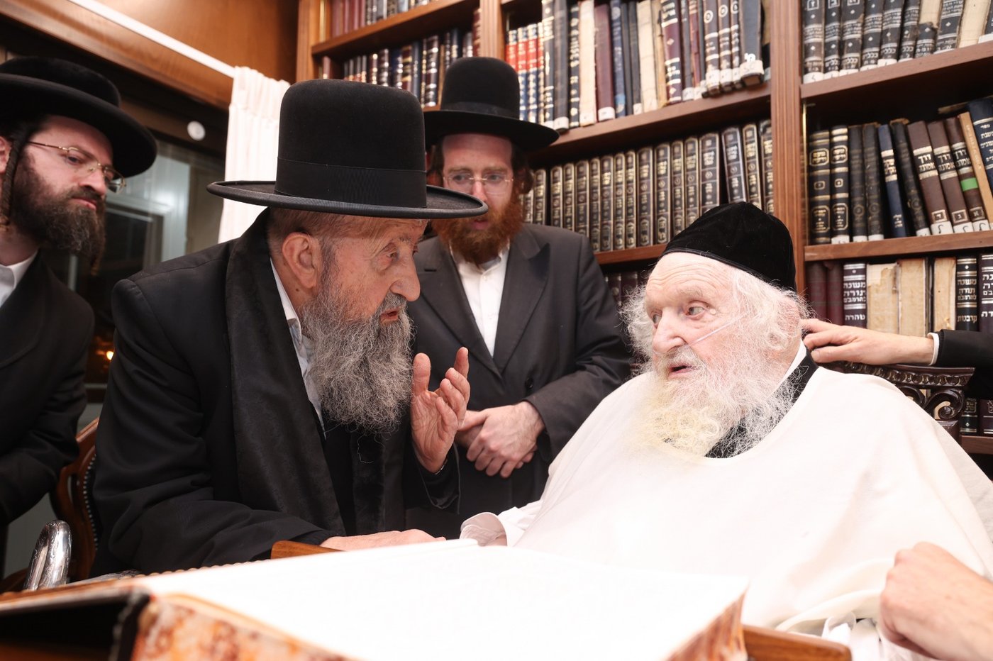 הגרב"צ מוצפי בביקור אצל הגר"מ שטרנבוך