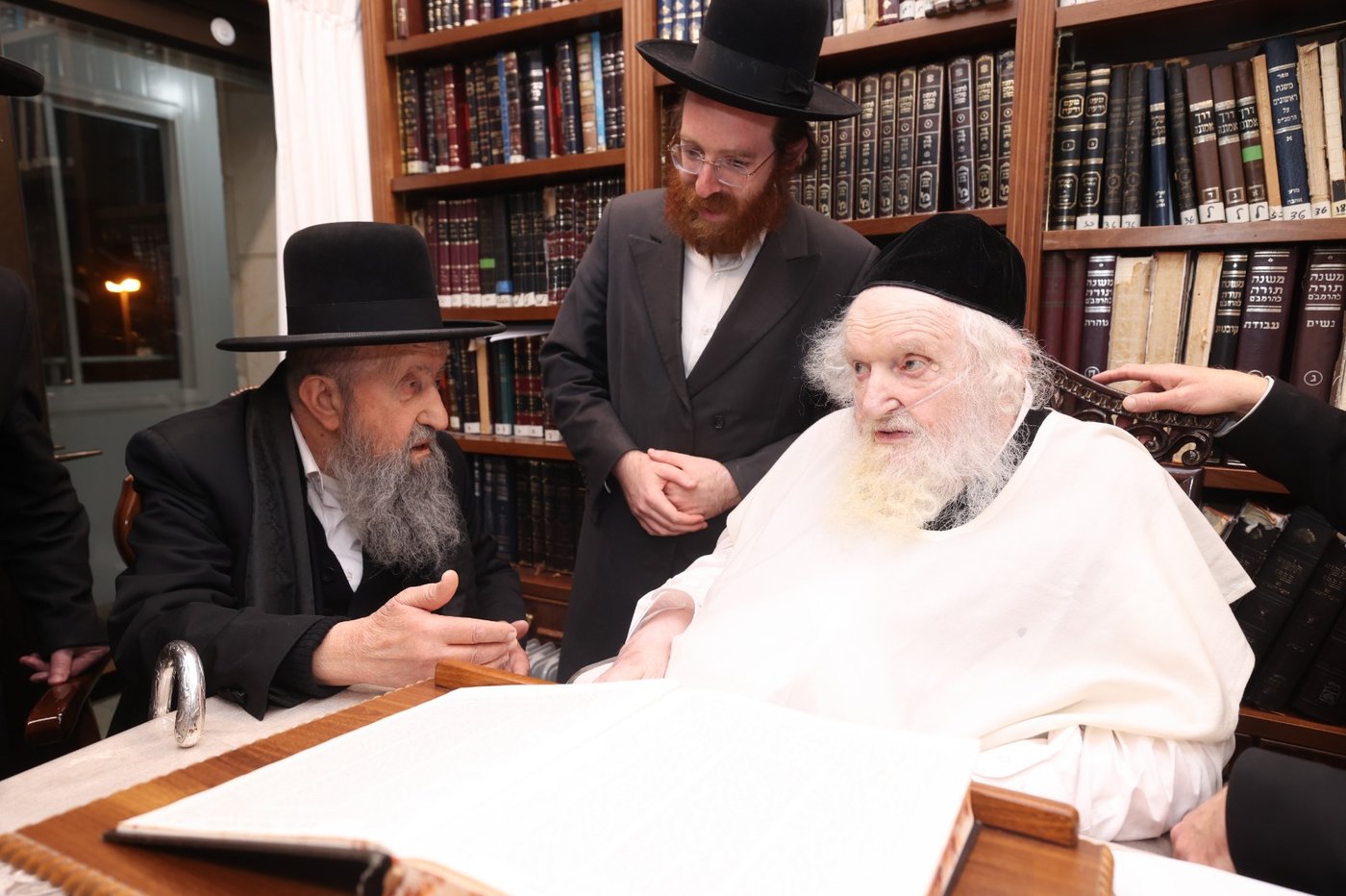 הגרב"צ מוצפי בביקור אצל הגר"מ שטרנבוך