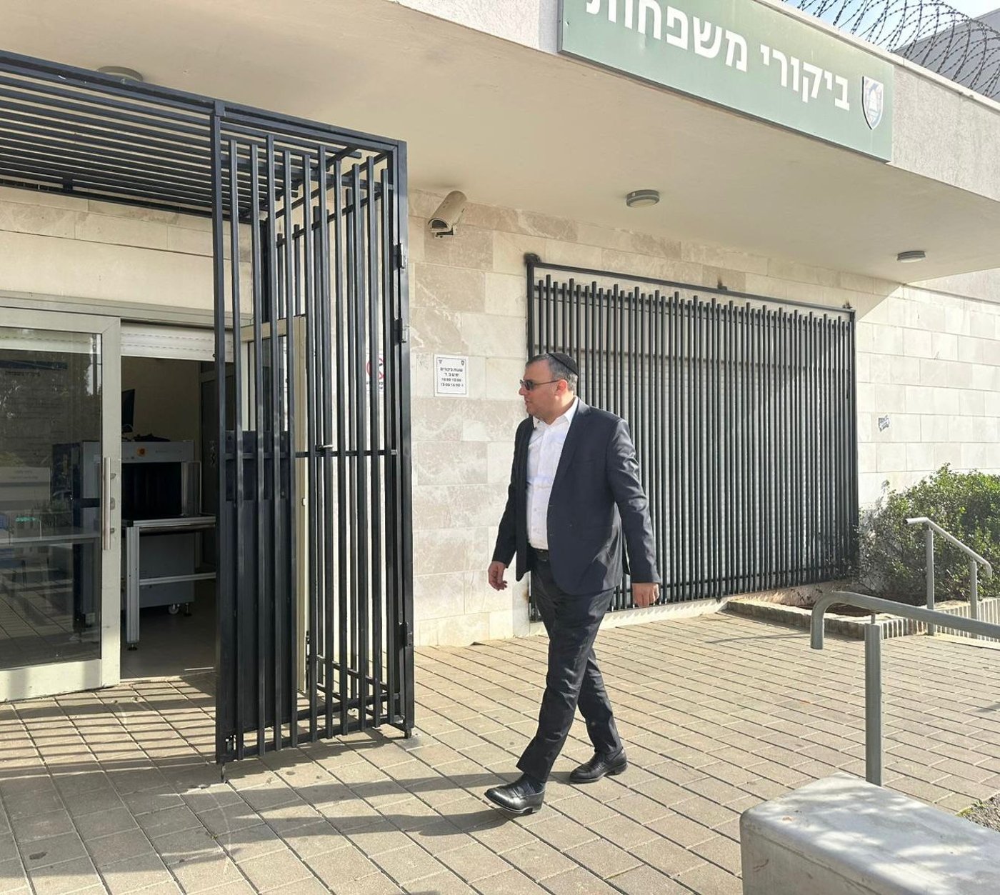 ח"כ יוני משריקי בביקור בכלא 10