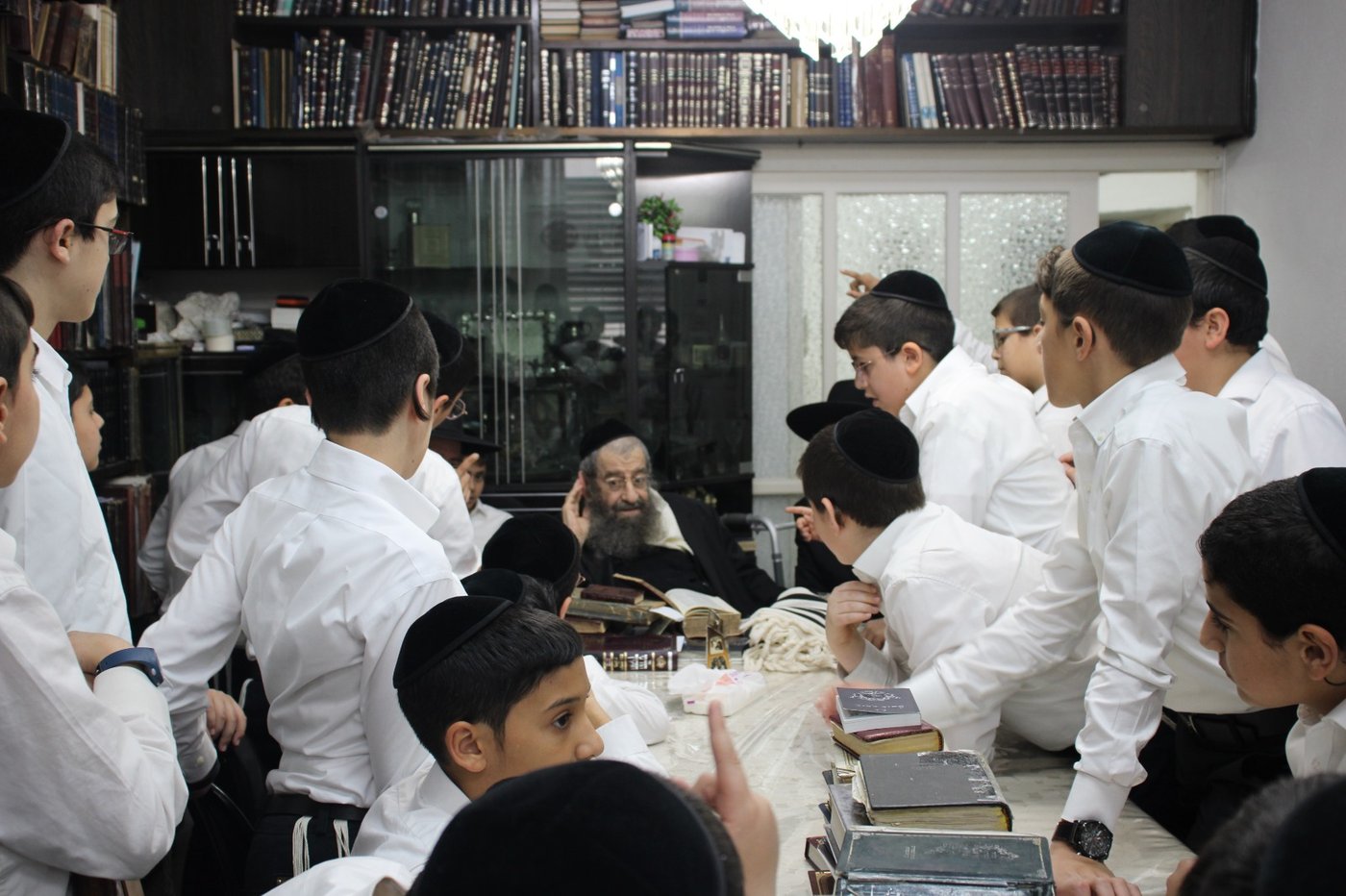 תלמידי "פרי תואר" בבתיהם של גדולי ישראל