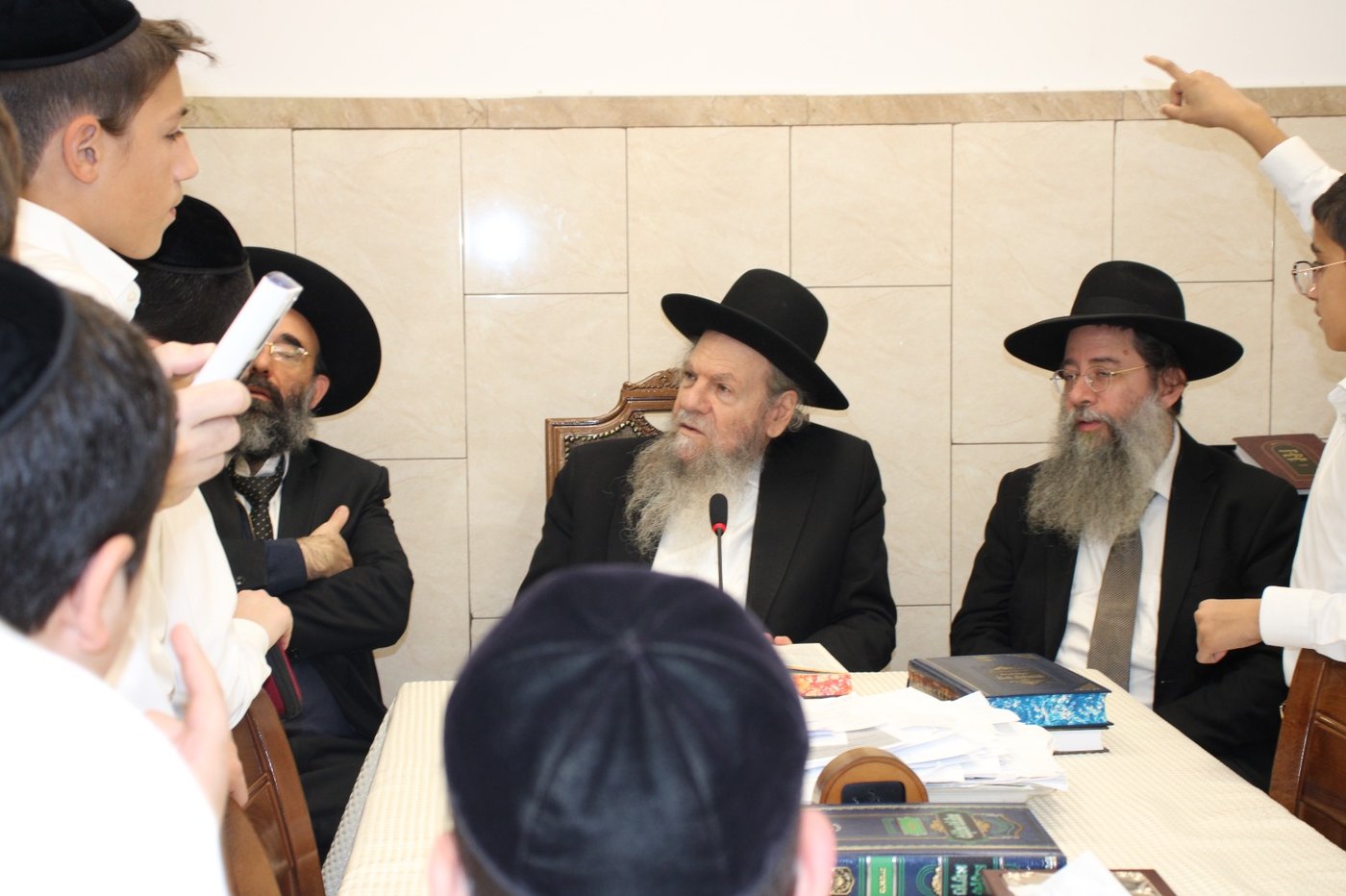 תלמידי "פרי תואר" בבתיהם של גדולי ישראל