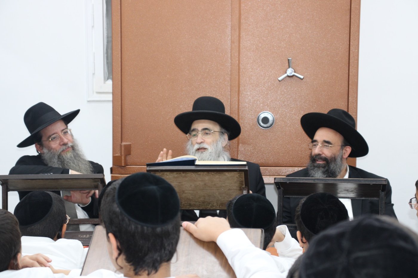 תלמידי "פרי תואר" בבתיהם של גדולי ישראל