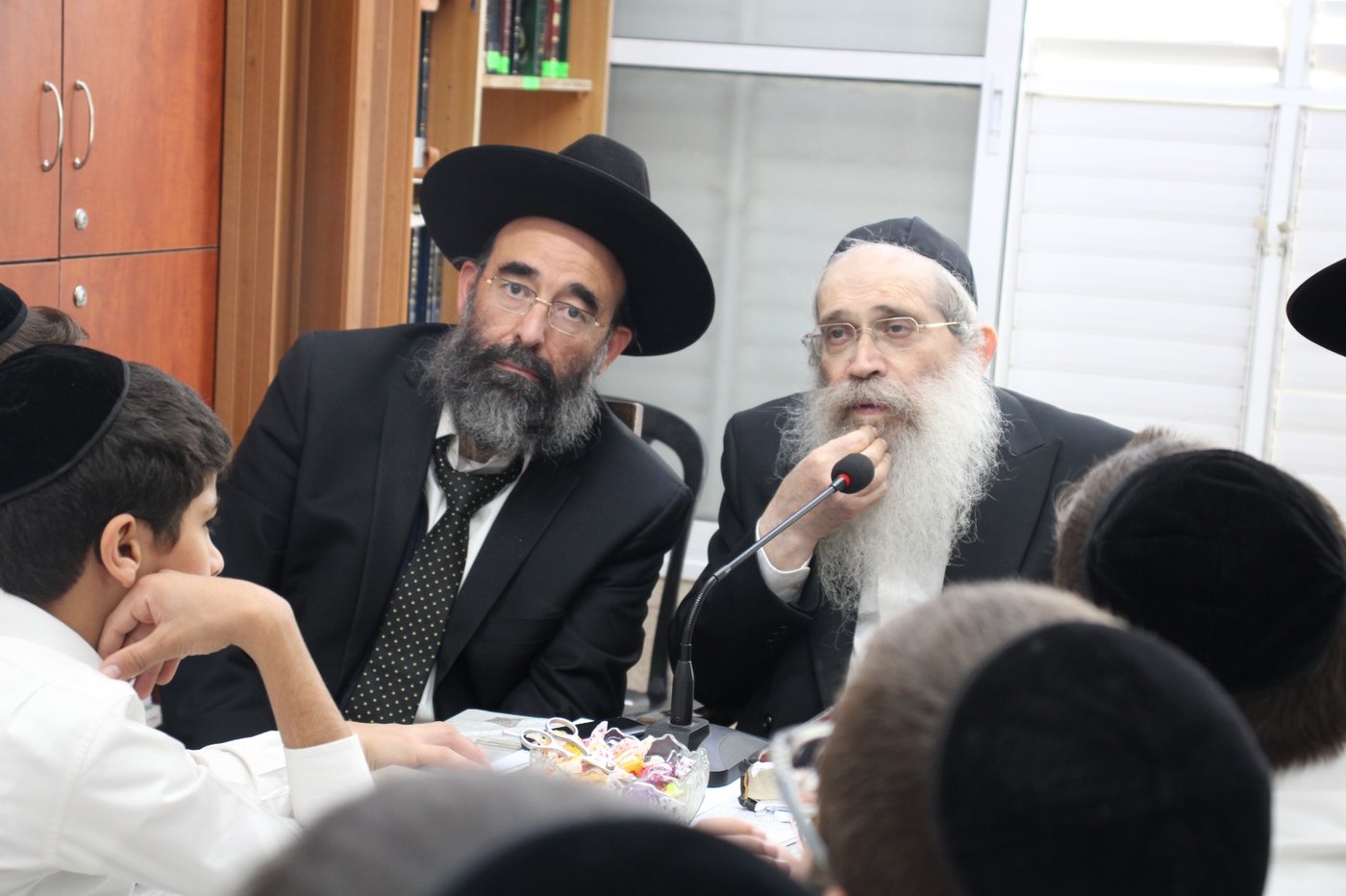 תלמידי "פרי תואר" בבתיהם של גדולי ישראל