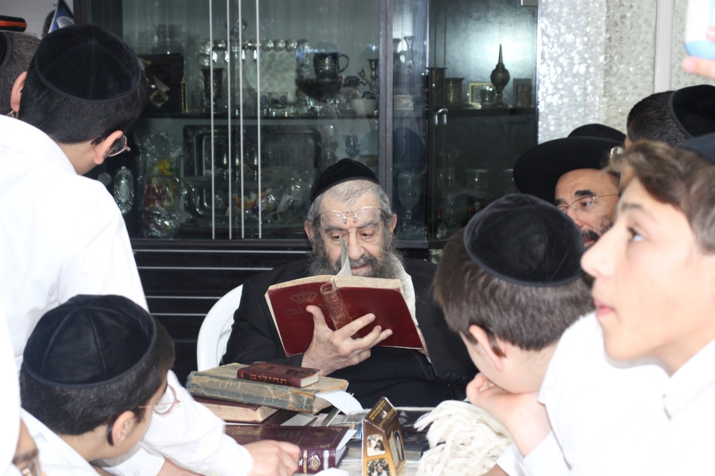 תלמידי "פרי תואר" בבתיהם של גדולי ישראל