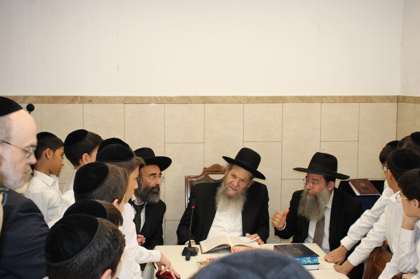 תלמידי "פרי תואר" בבתיהם של גדולי ישראל