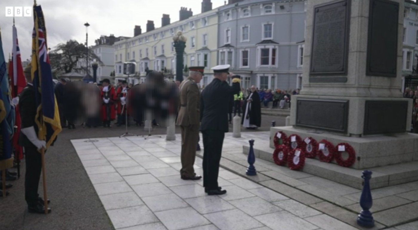 ג'ונתן קרלי (מימין) מצדיע להרוגי המלחמה
