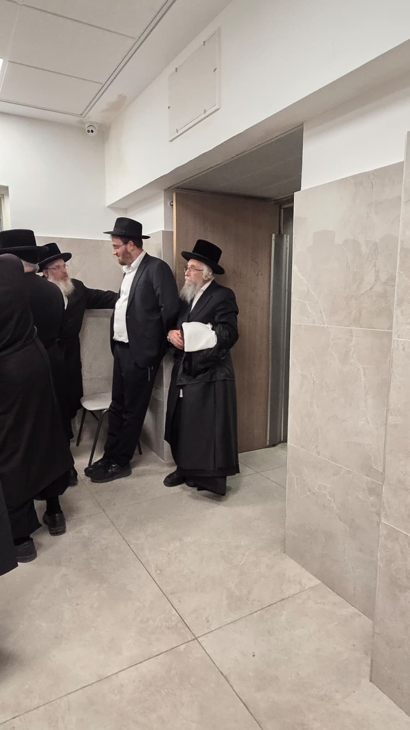 מחכים בזמן הכינוס