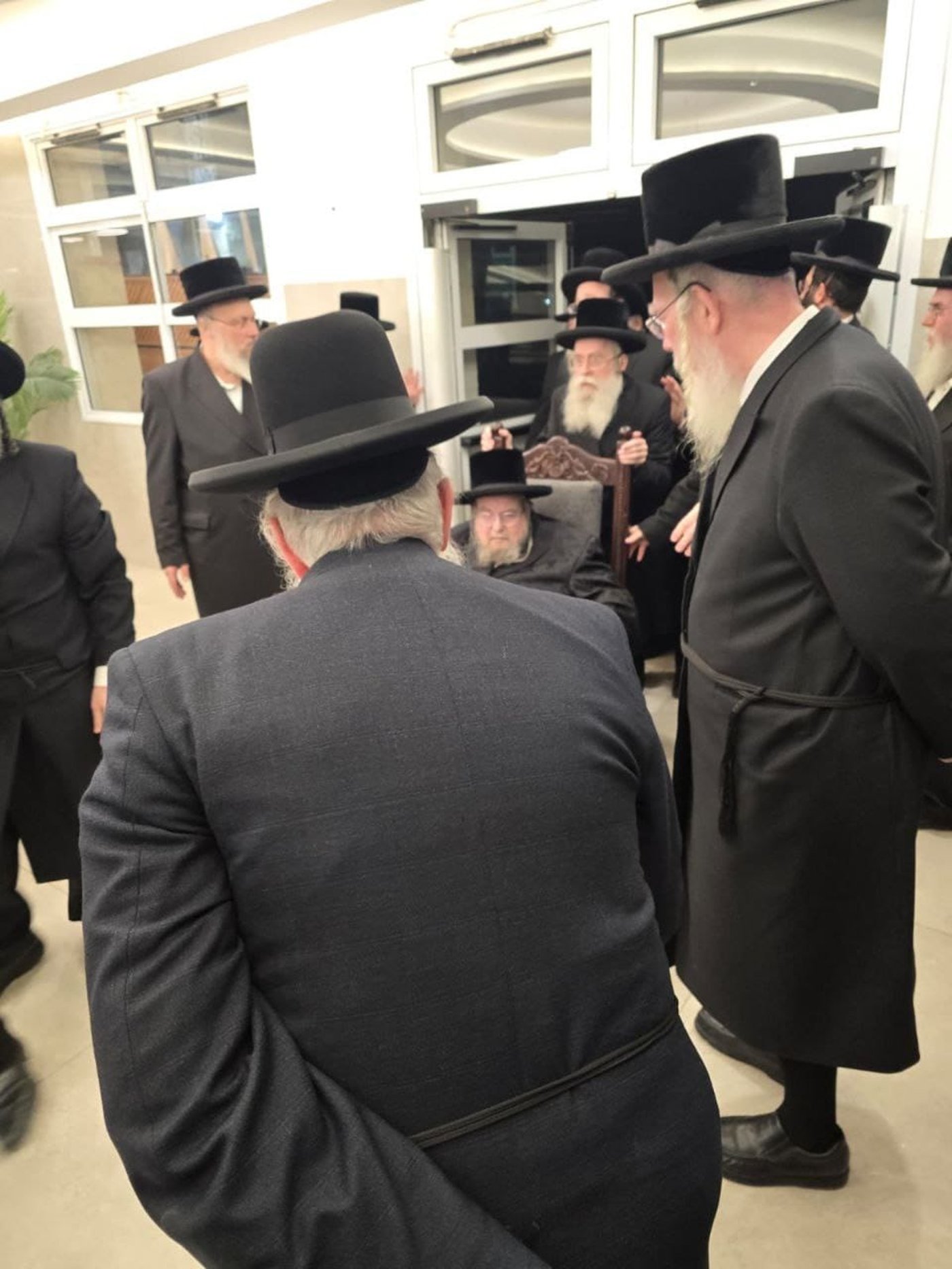 האדמו"ר מבעלזא בכניסתו לישיבת המועצת