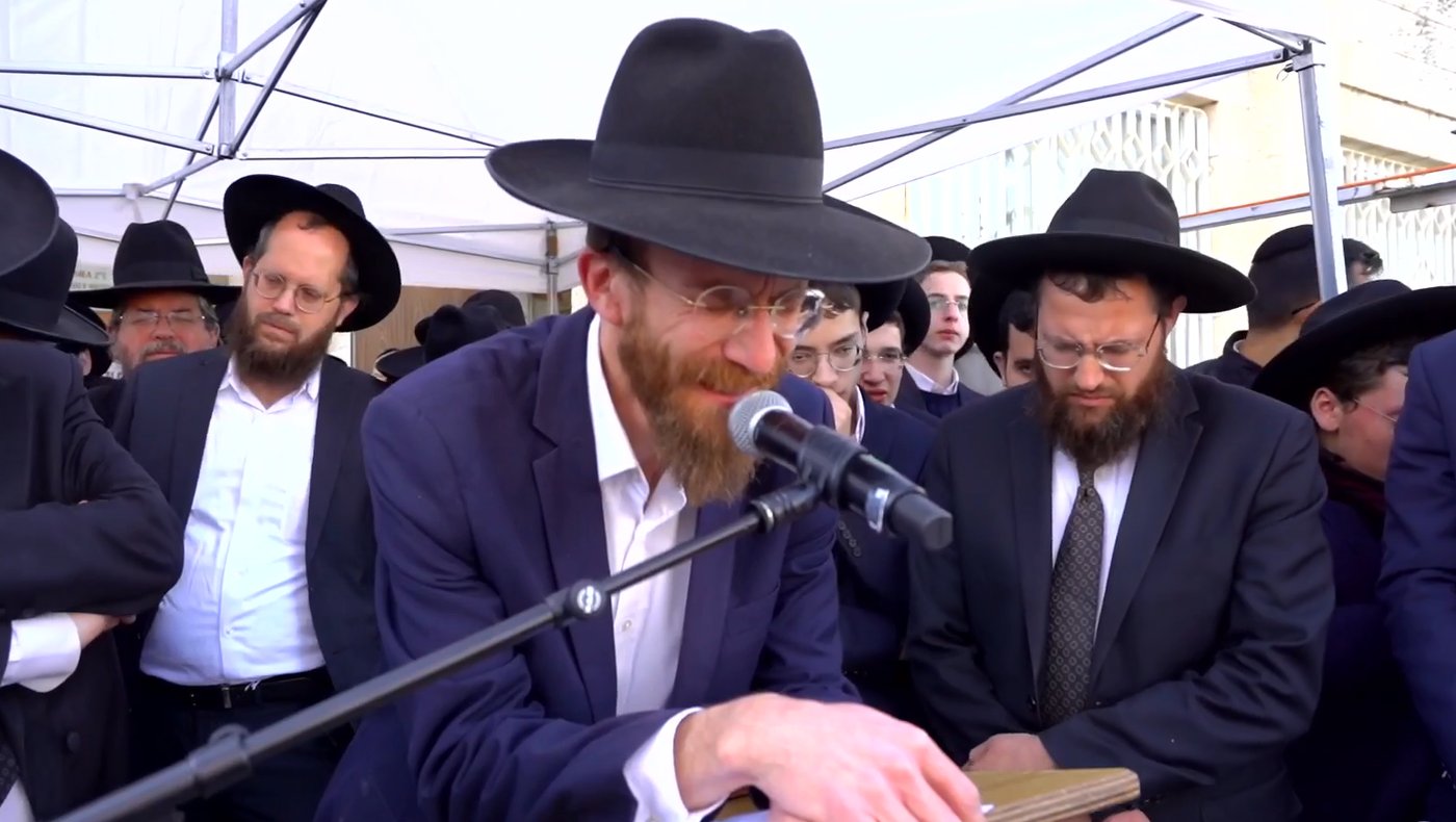 האב מספיד את בנו יוסף אייזנטל ז"ל