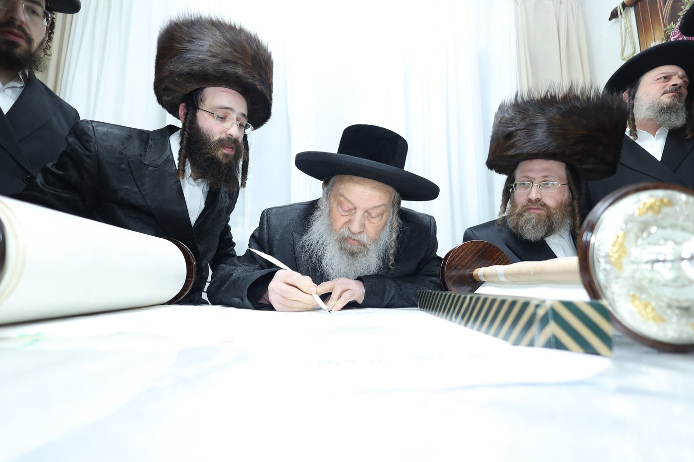 הכנסת ס"ת לע"נ האברך ר' מרדכי יואל פעקעטע זצ"ל