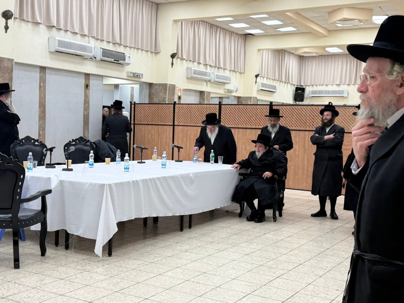 הרבי מויזניץ בתפילת ערבית ע"י שולחן המועצת