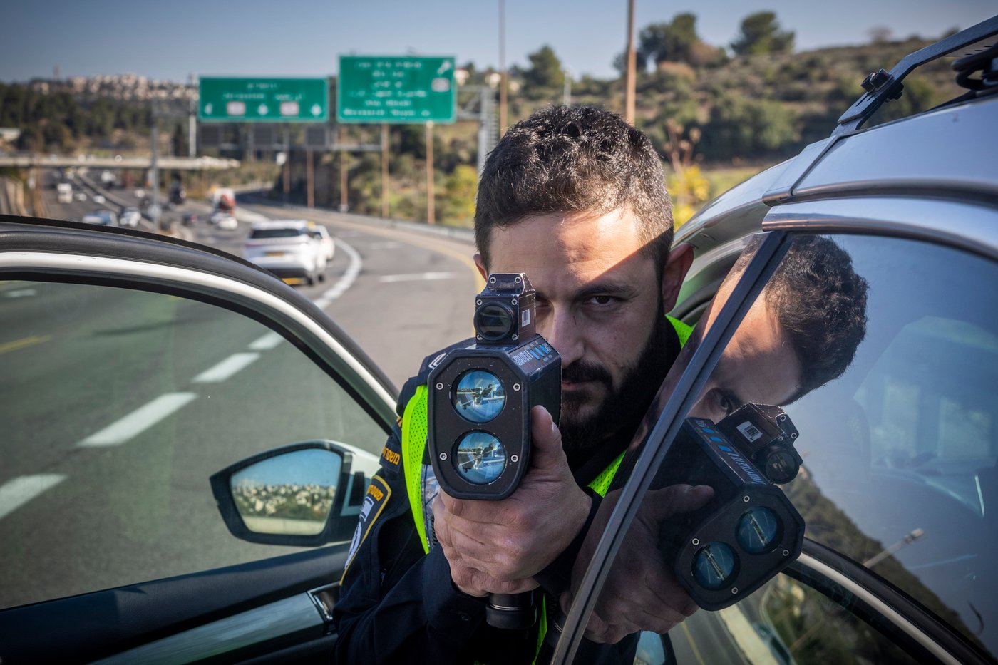 שוטר תנועה עם אקדת לייזר למדידת מהירות