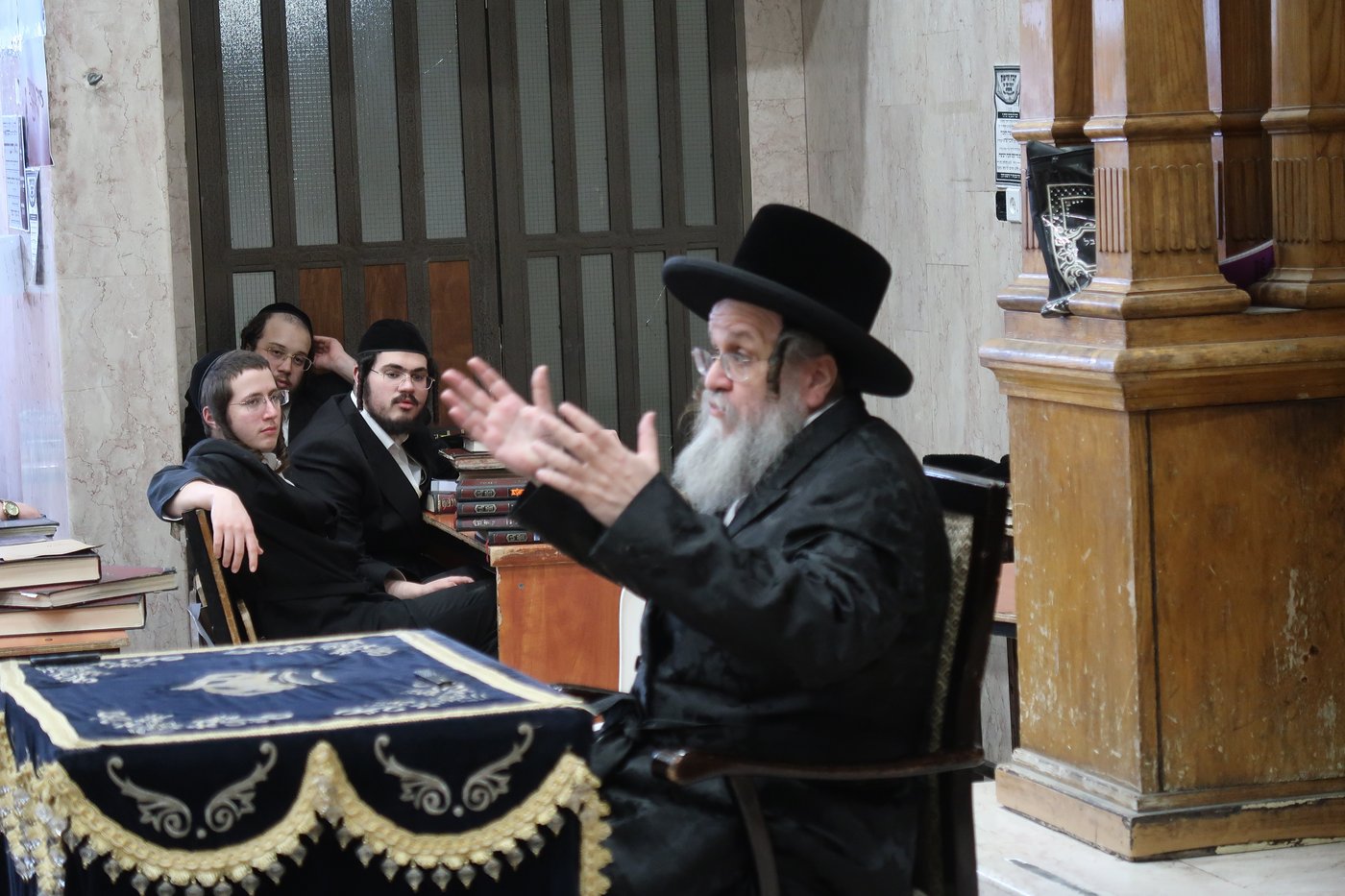 האדמו"ר מדינוב בשיחה בישיבת דושינסקי