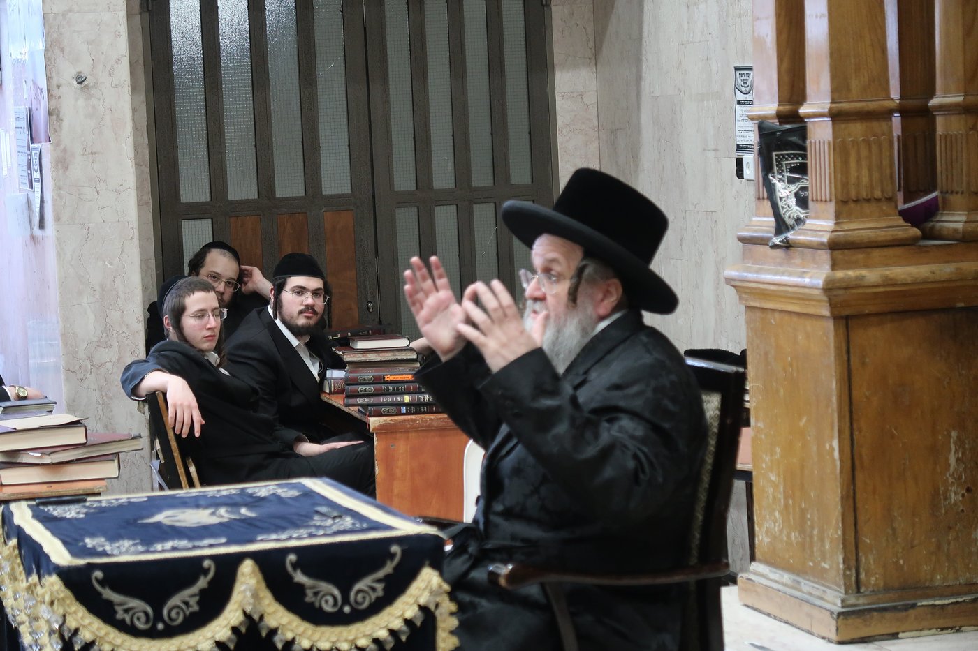 האדמו"ר מדינוב בשיחה בישיבת דושינסקי