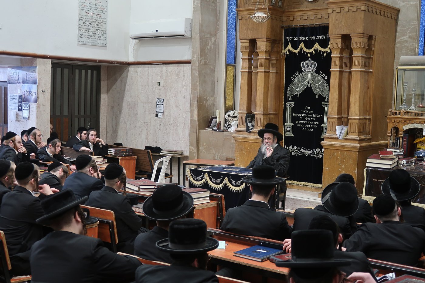 האדמו"ר מדינוב בשיחה בישיבת דושינסקי
