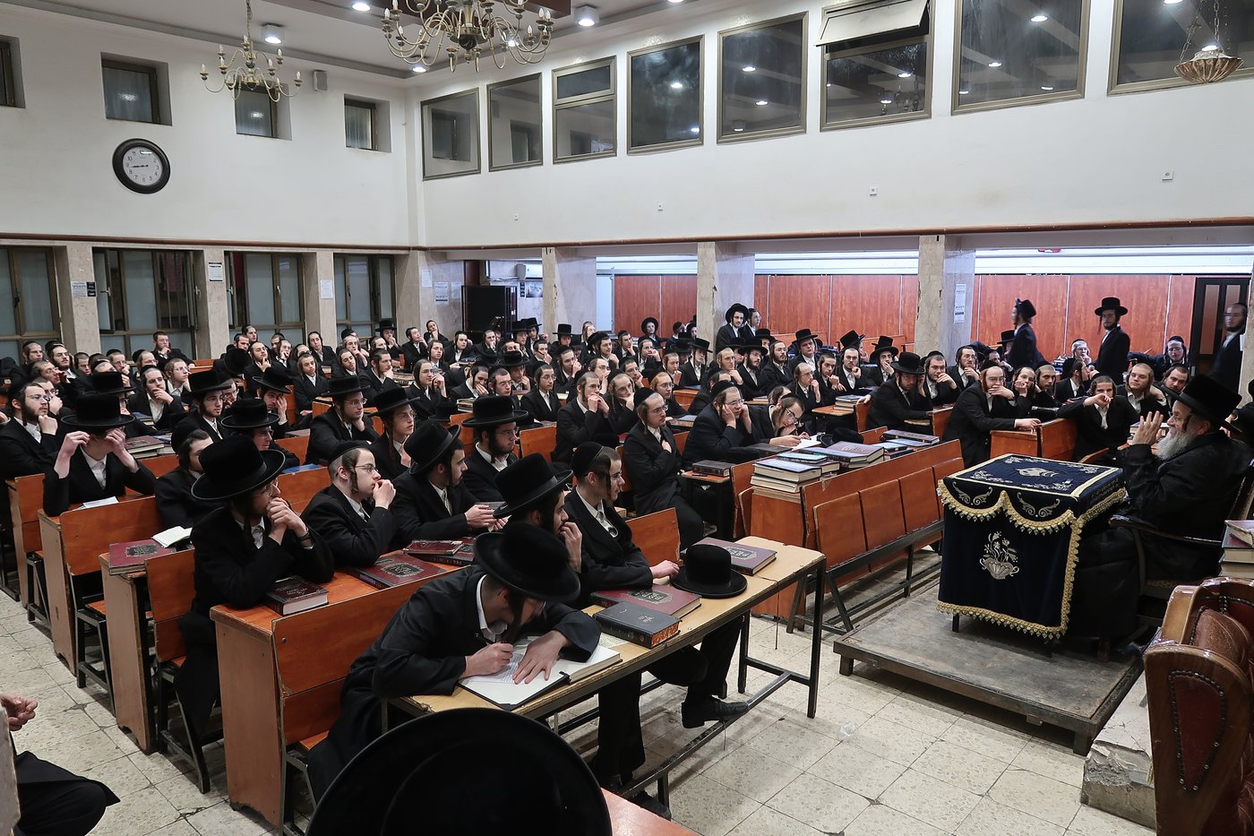 האדמו"ר מדינוב בשיחה בישיבת דושינסקי