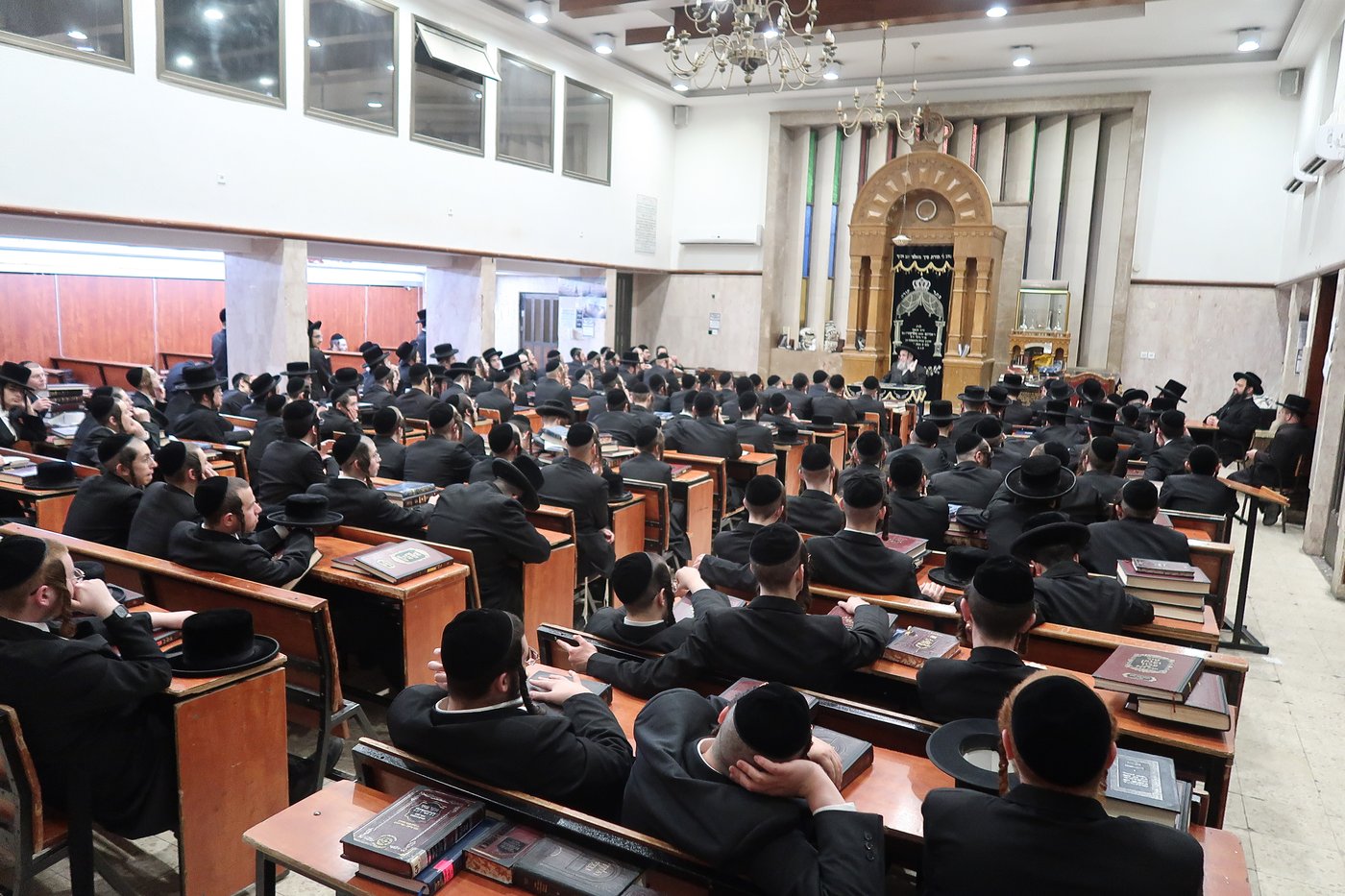 האדמו"ר מדינוב בשיחה בישיבת דושינסקי
