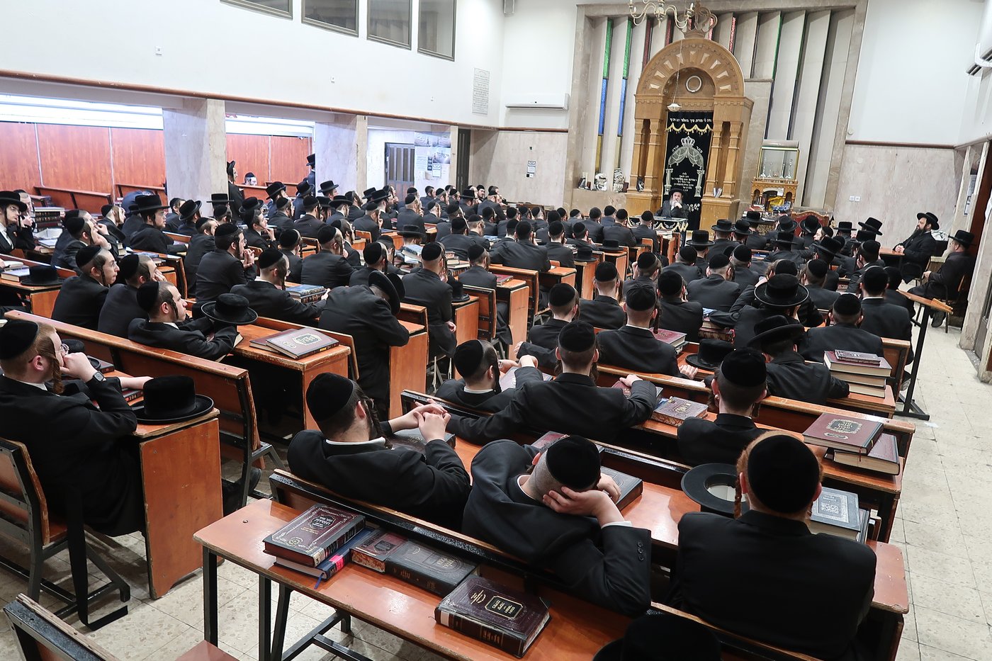האדמו"ר מדינוב בשיחה בישיבת דושינסקי