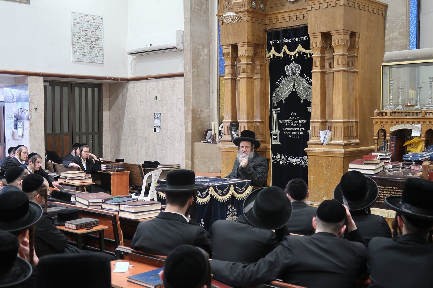 האדמו"ר מדינוב בשיחה בישיבת דושינסקי