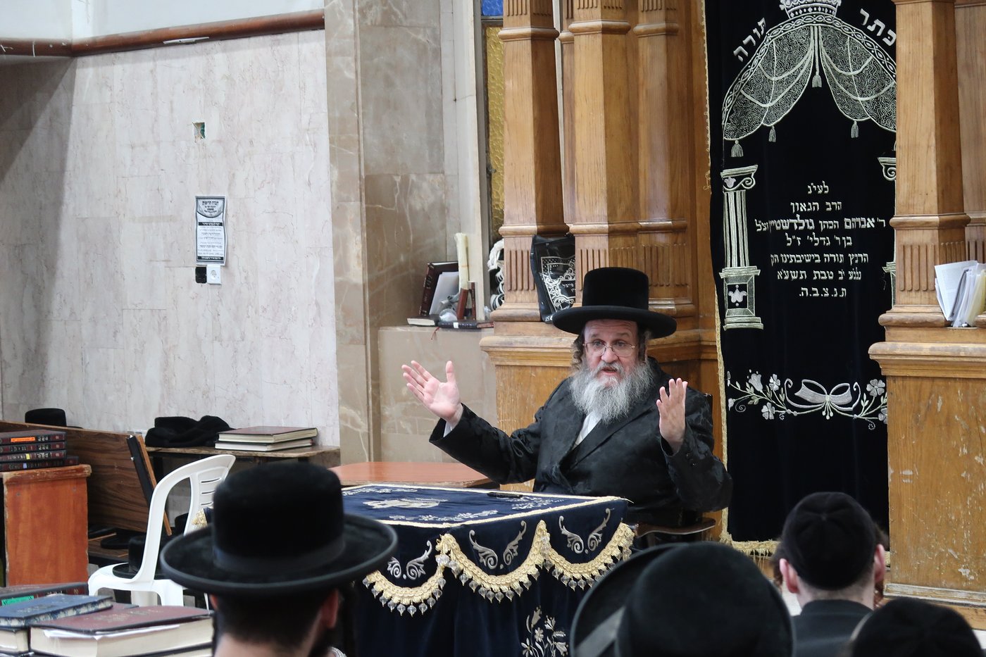 האדמו"ר מדינוב בשיחה בישיבת דושינסקי