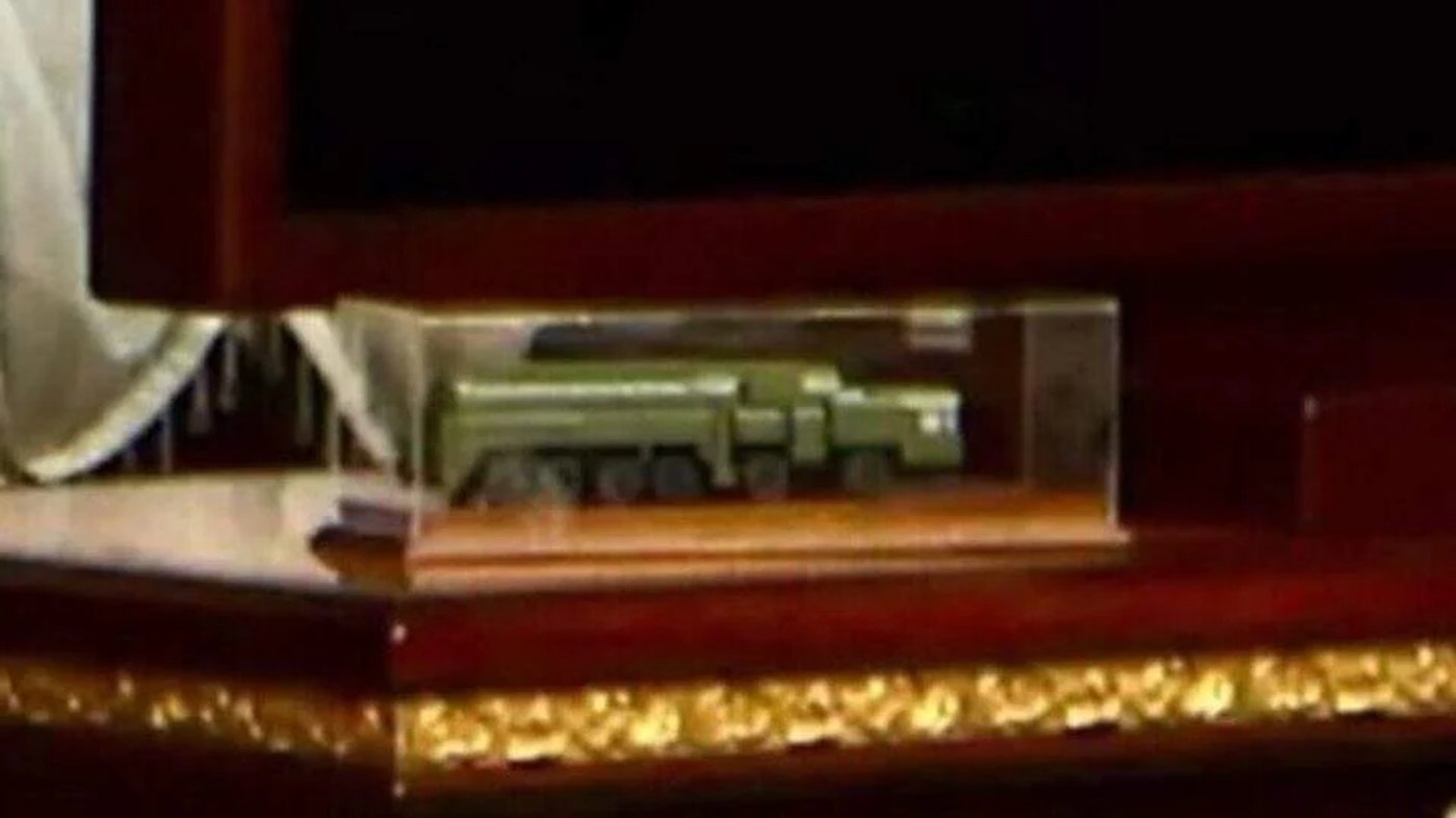 האוטוקרט הבלארוסי אלכסנדר לוקשנקו, ייתכן שכולם יכלו לראות מערכת טילים רוסית חדשה