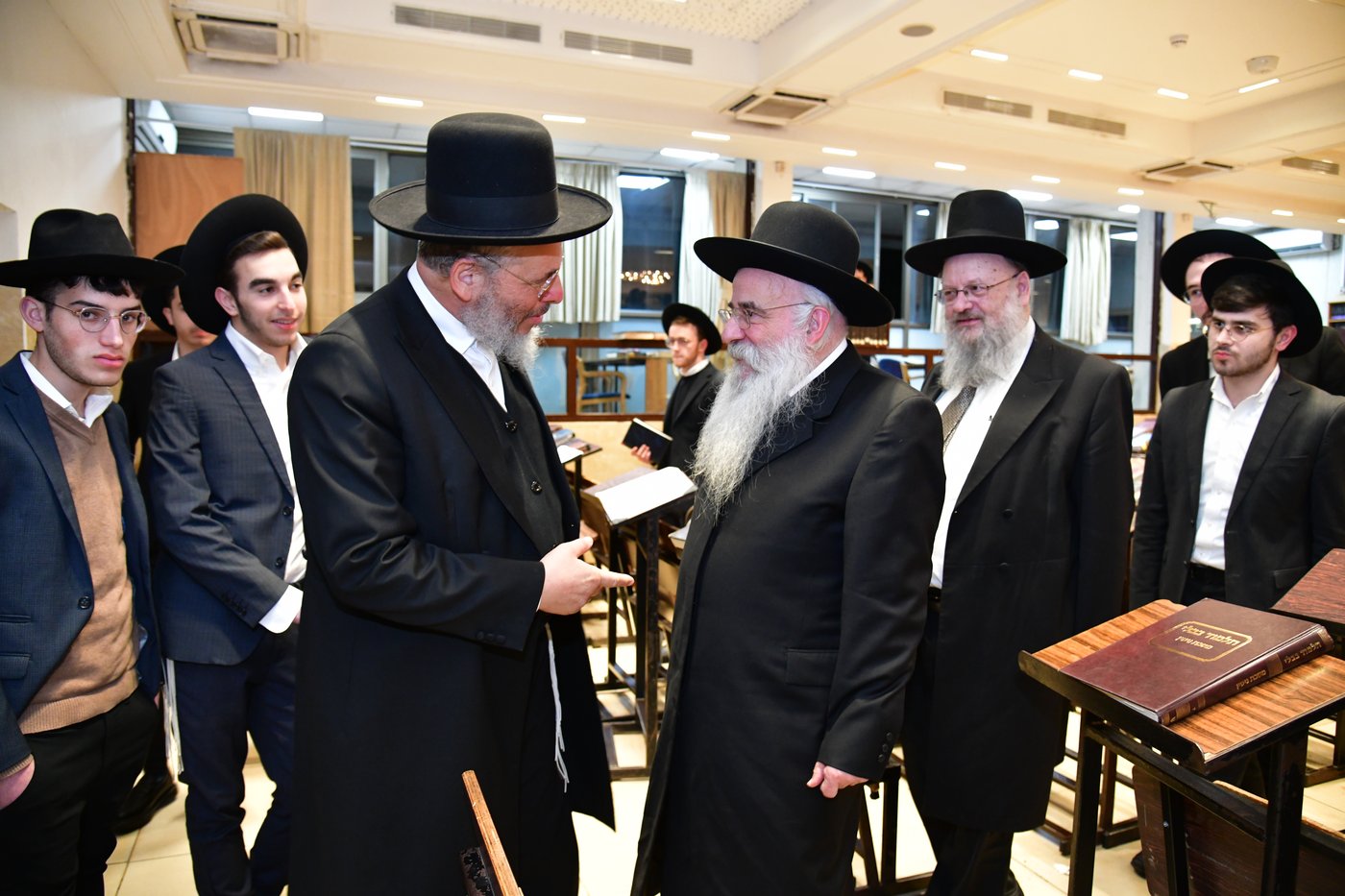 האדמו"ר מנובומינסק בביקור בישיבת מאור יצחק במושב חמד.