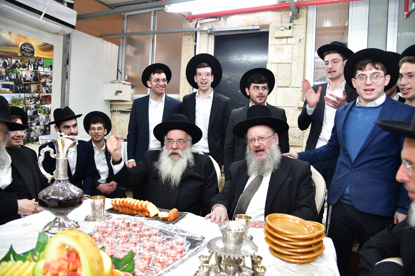 האדמו"ר מנובומינסק בביקור בישיבת מאור יצחק במושב חמד.