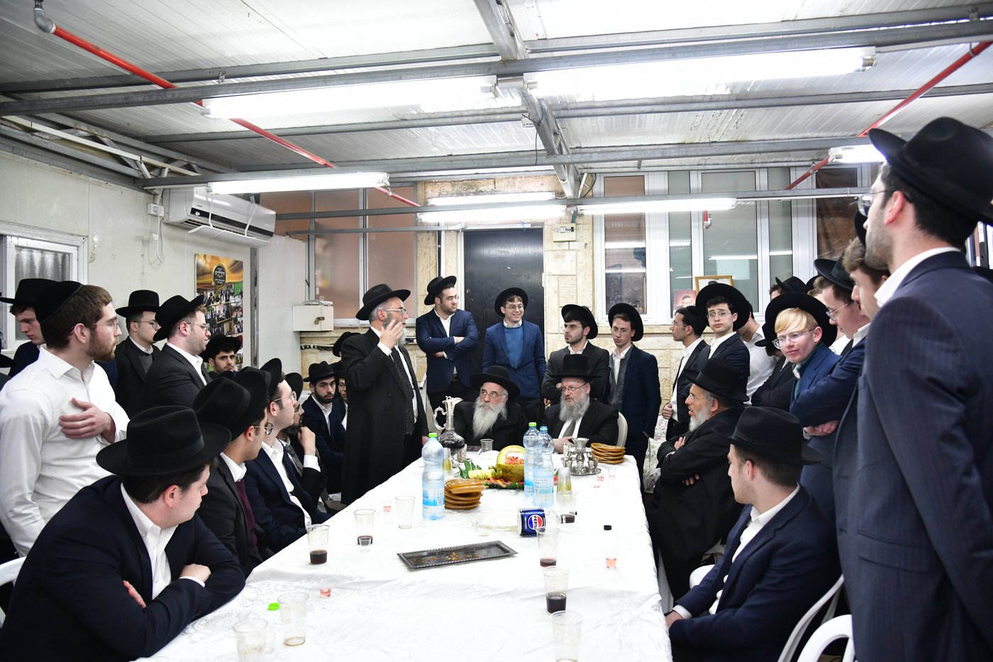 האדמו"ר מנובומינסק בביקור בישיבת מאור יצחק במושב חמד.