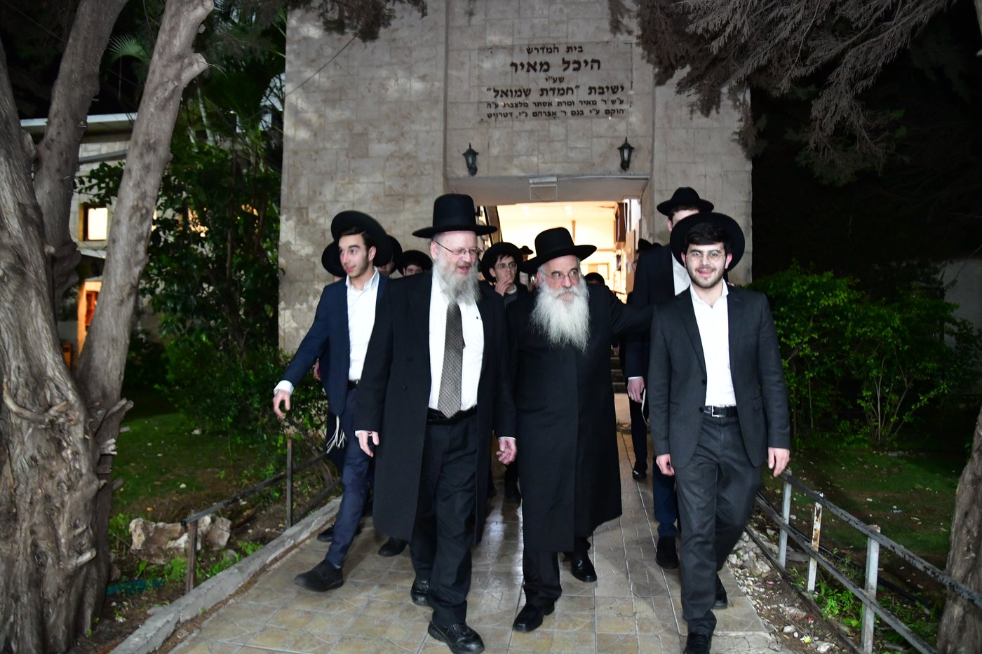 האדמו"ר מנובומינסק בביקור בישיבת מאור יצחק במושב חמד.