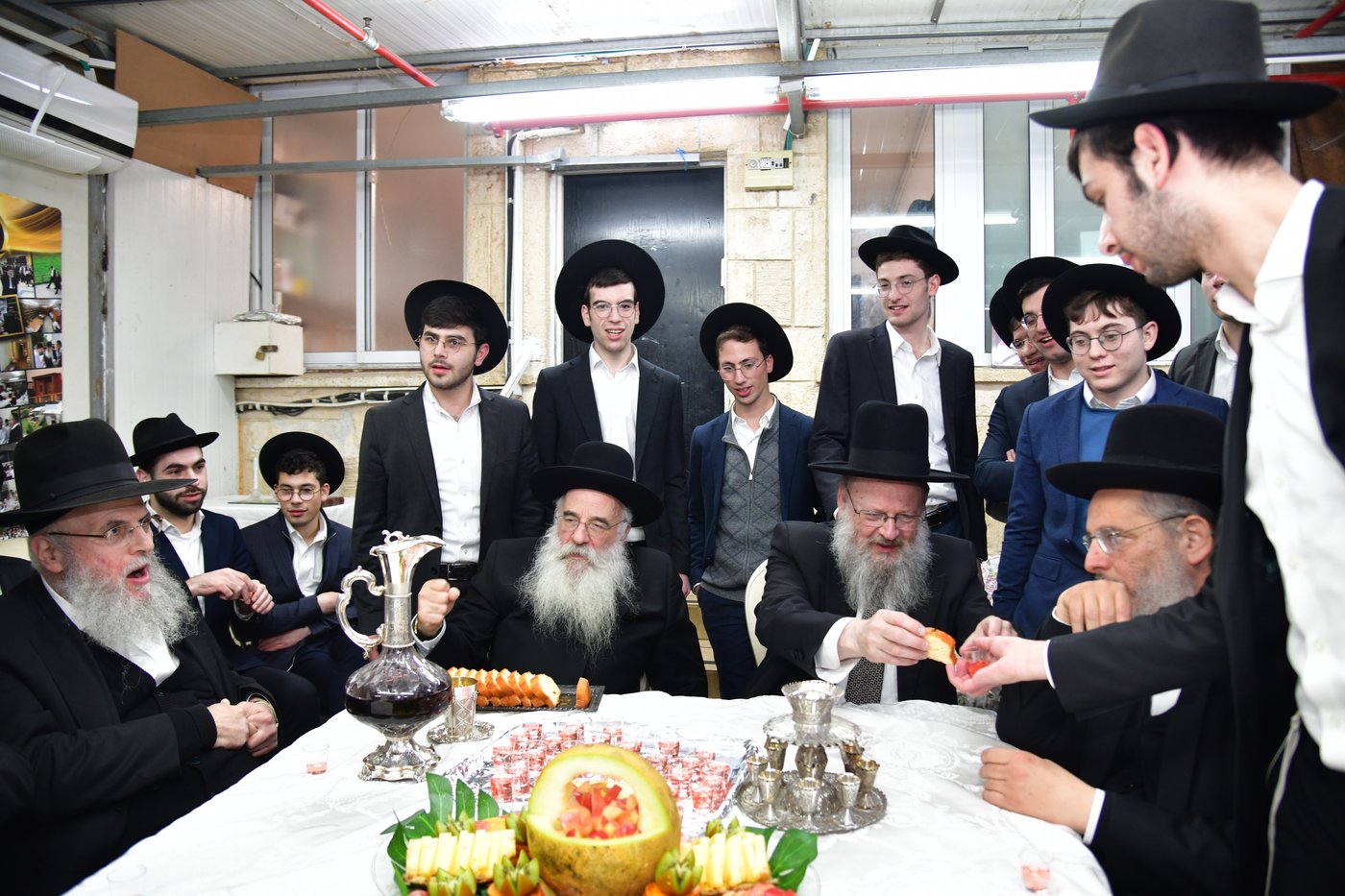 האדמו"ר מנובומינסק בביקור בישיבת מאור יצחק במושב חמד.