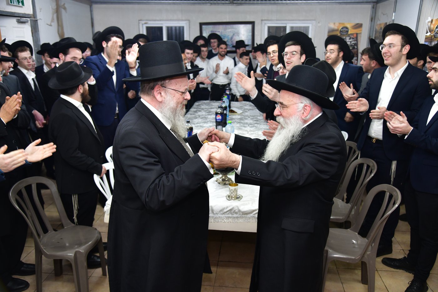 האדמו"ר מנובומינסק בביקור בישיבת מאור יצחק במושב חמד.