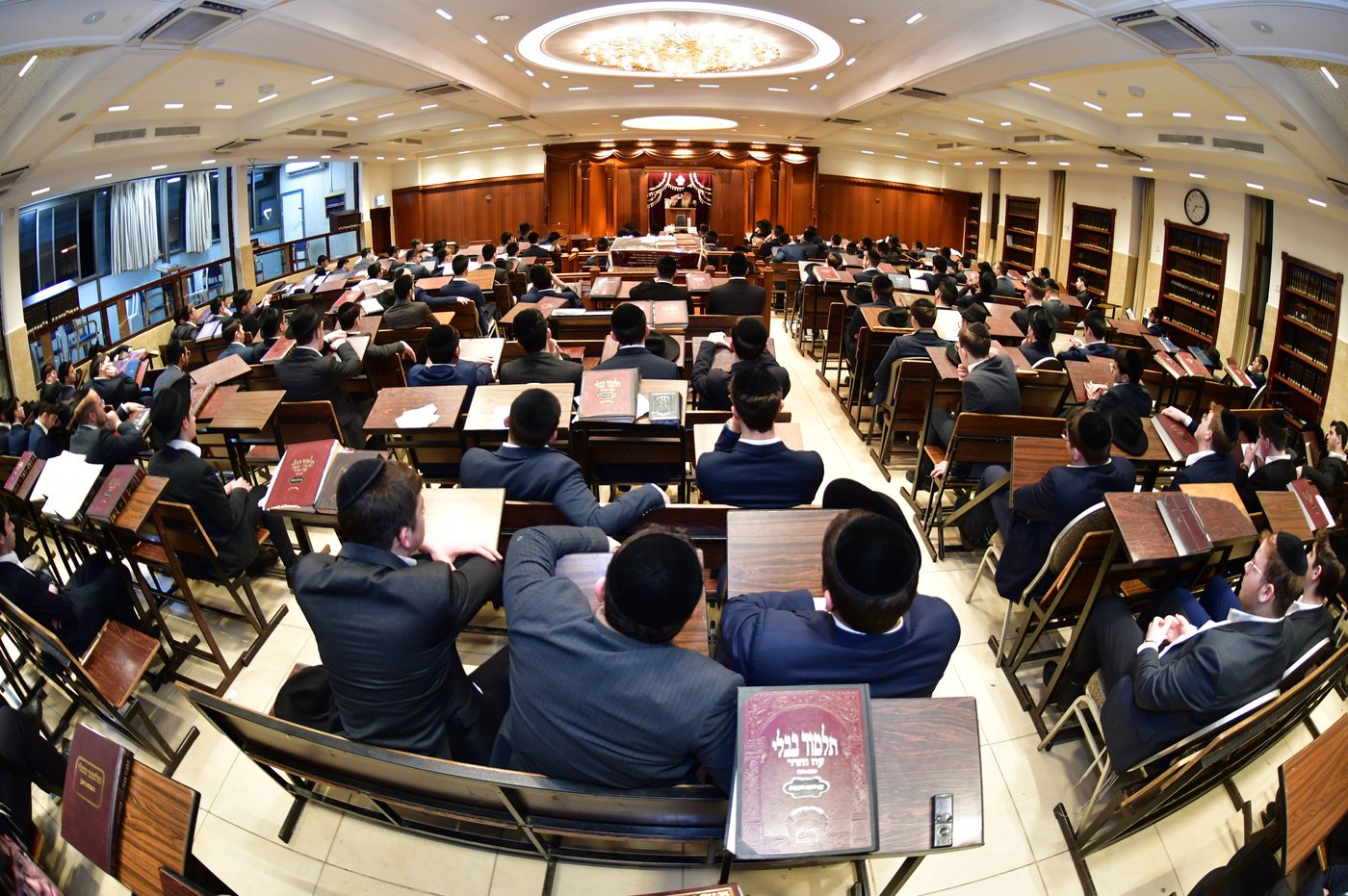 האדמו"ר מנובומינסק בביקור בישיבת מאור יצחק במושב חמד.