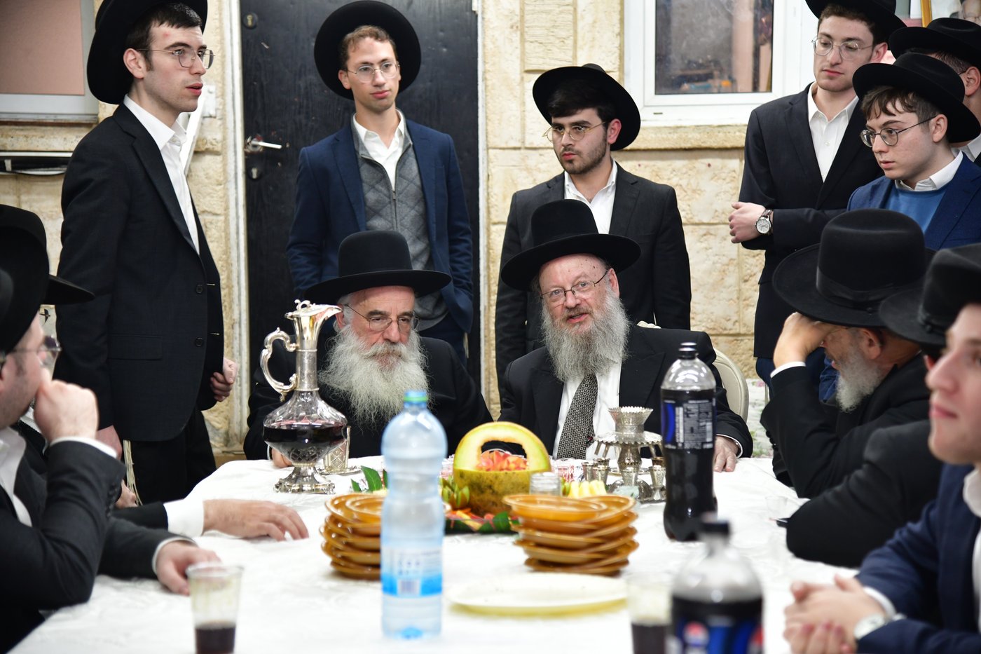 האדמו"ר מנובומינסק בביקור בישיבת מאור יצחק במושב חמד.