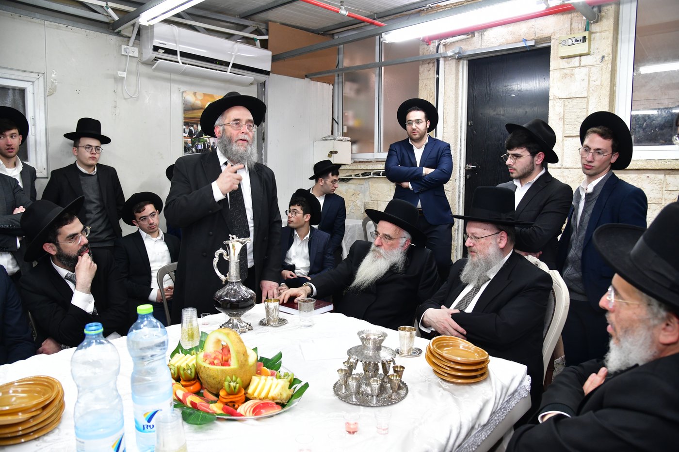 האדמו"ר מנובומינסק בביקור בישיבת מאור יצחק במושב חמד.