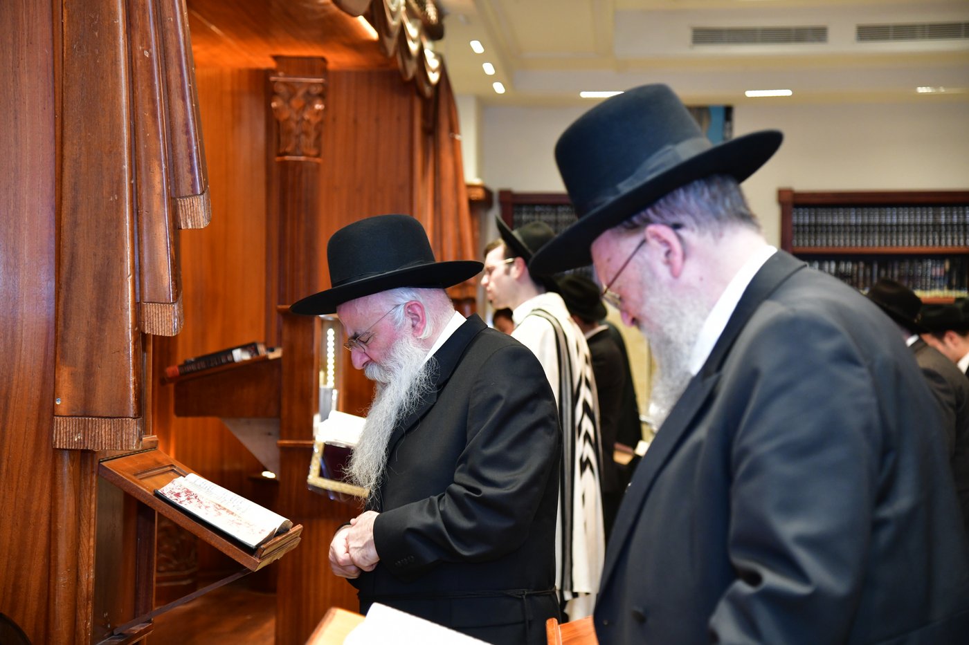 האדמו"ר מנובומינסק בביקור בישיבת מאור יצחק במושב חמד.