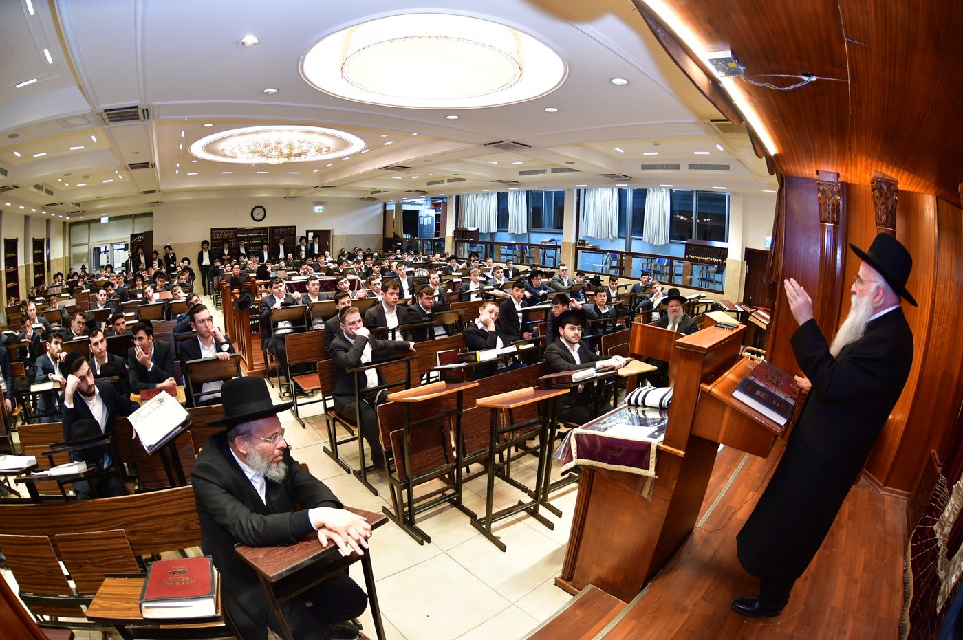 האדמו"ר מנובומינסק בביקור בישיבת מאור יצחק במושב חמד.