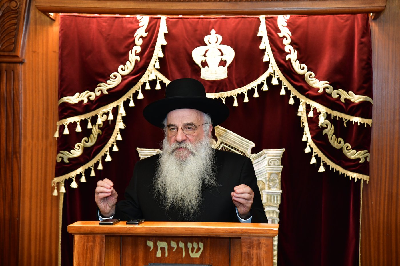 האדמו"ר מנובומינסק בביקור בישיבת מאור יצחק במושב חמד.