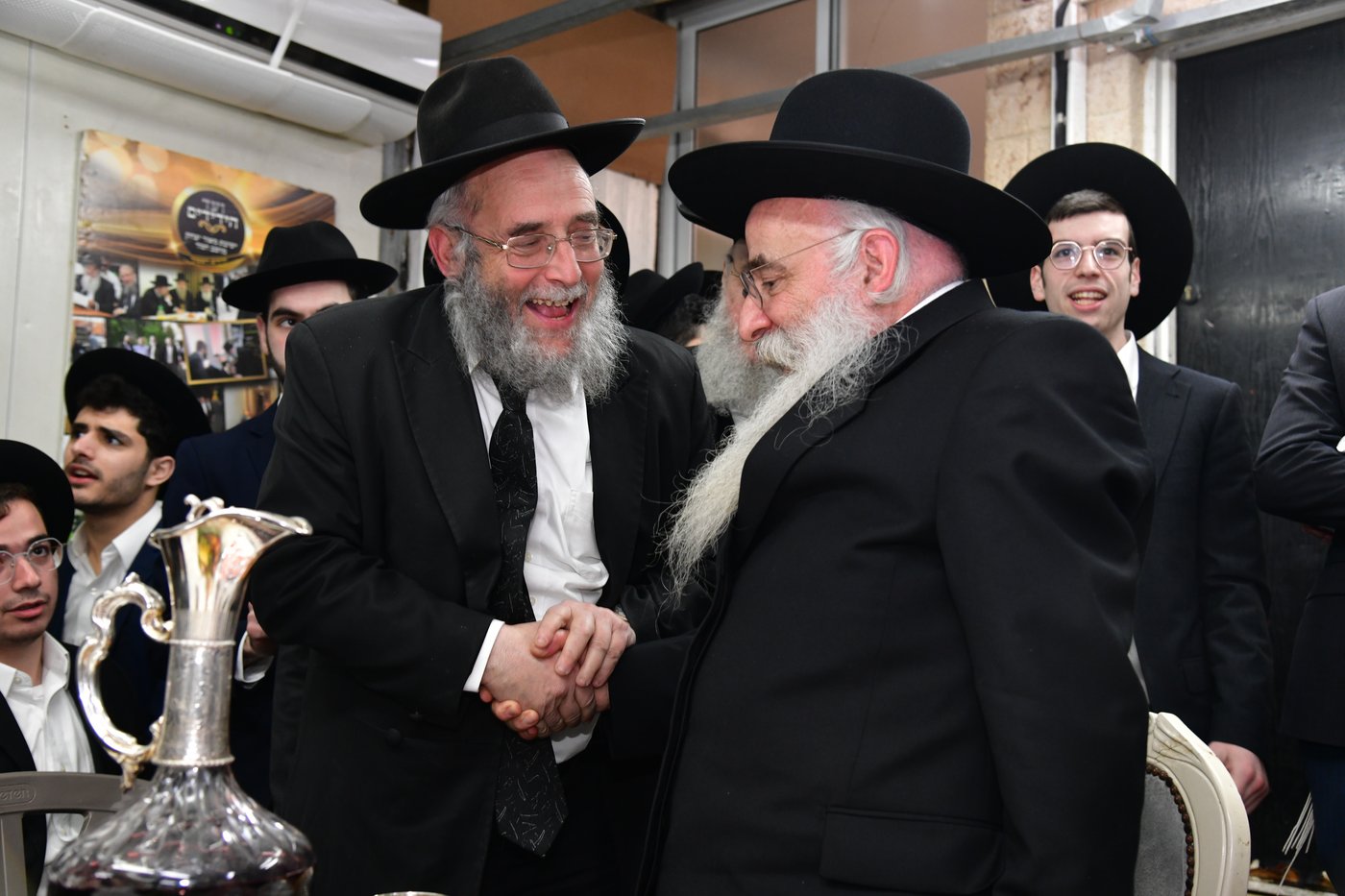 האדמו"ר מנובומינסק בביקור בישיבת מאור יצחק במושב חמד.