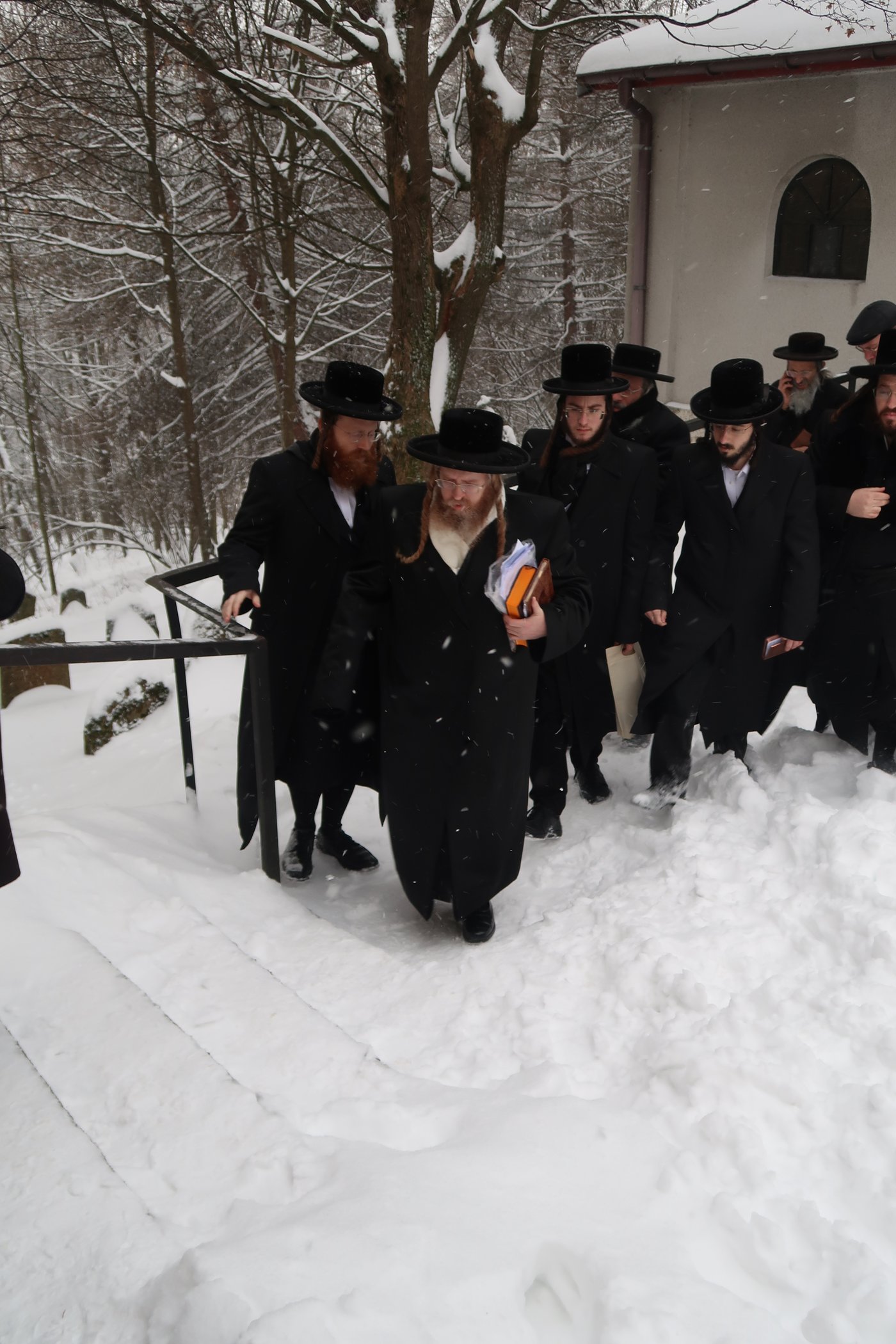 האדמו"ר משומרי אמונים במסע הקודש לפולין