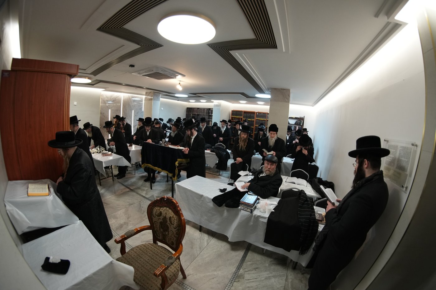 האדמו"ר משומרי אמונים במסע הקודש לפולין